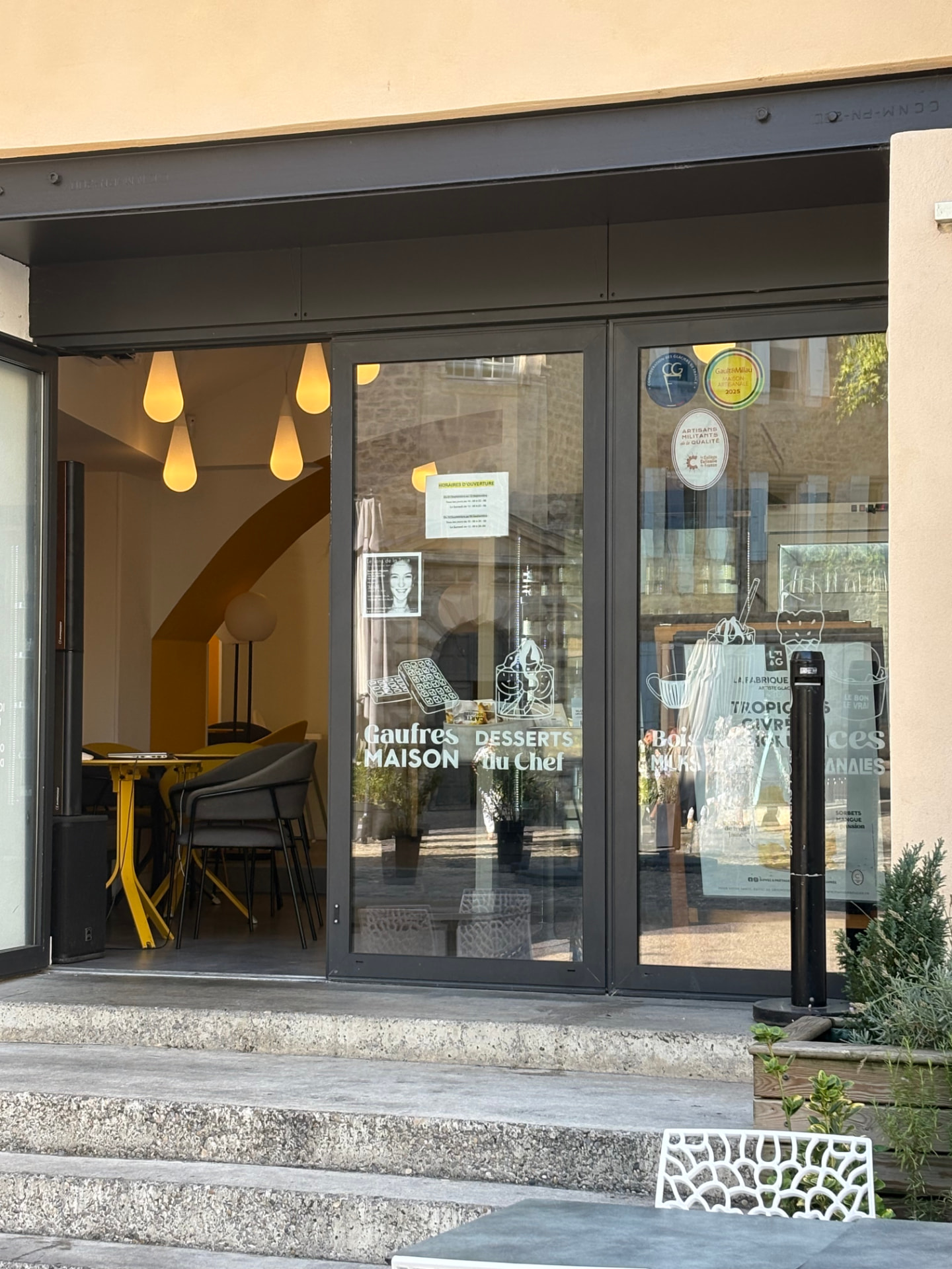 Vitrine et porte d’entrée de La Fabrique Givrée