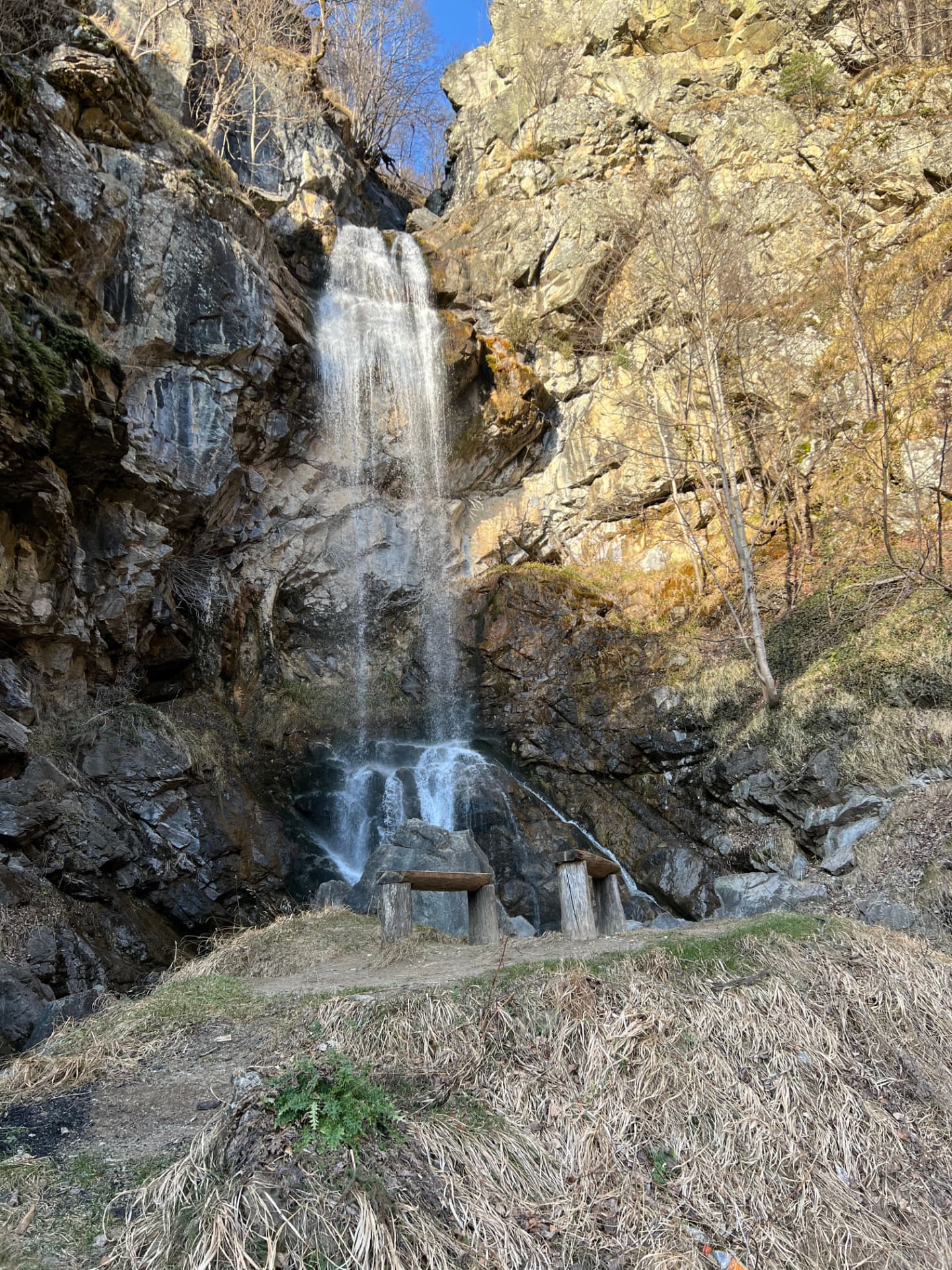 Point de vue sur la cascade du Ray-Pic avec espace de halte