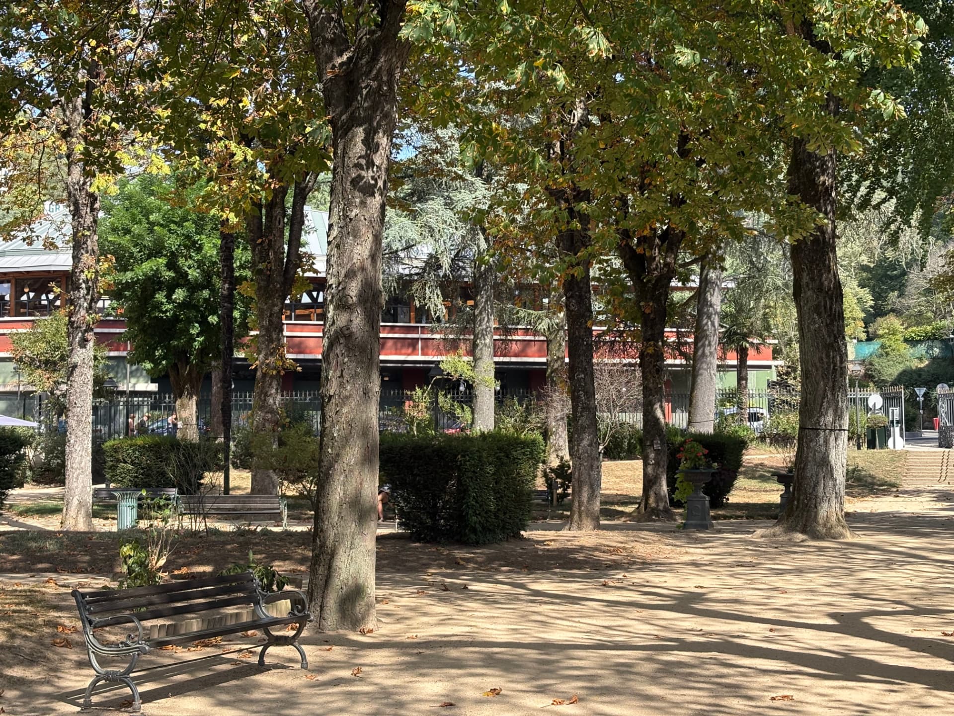 Allée ombragée du parc près du Casino de Vals-les-Bains