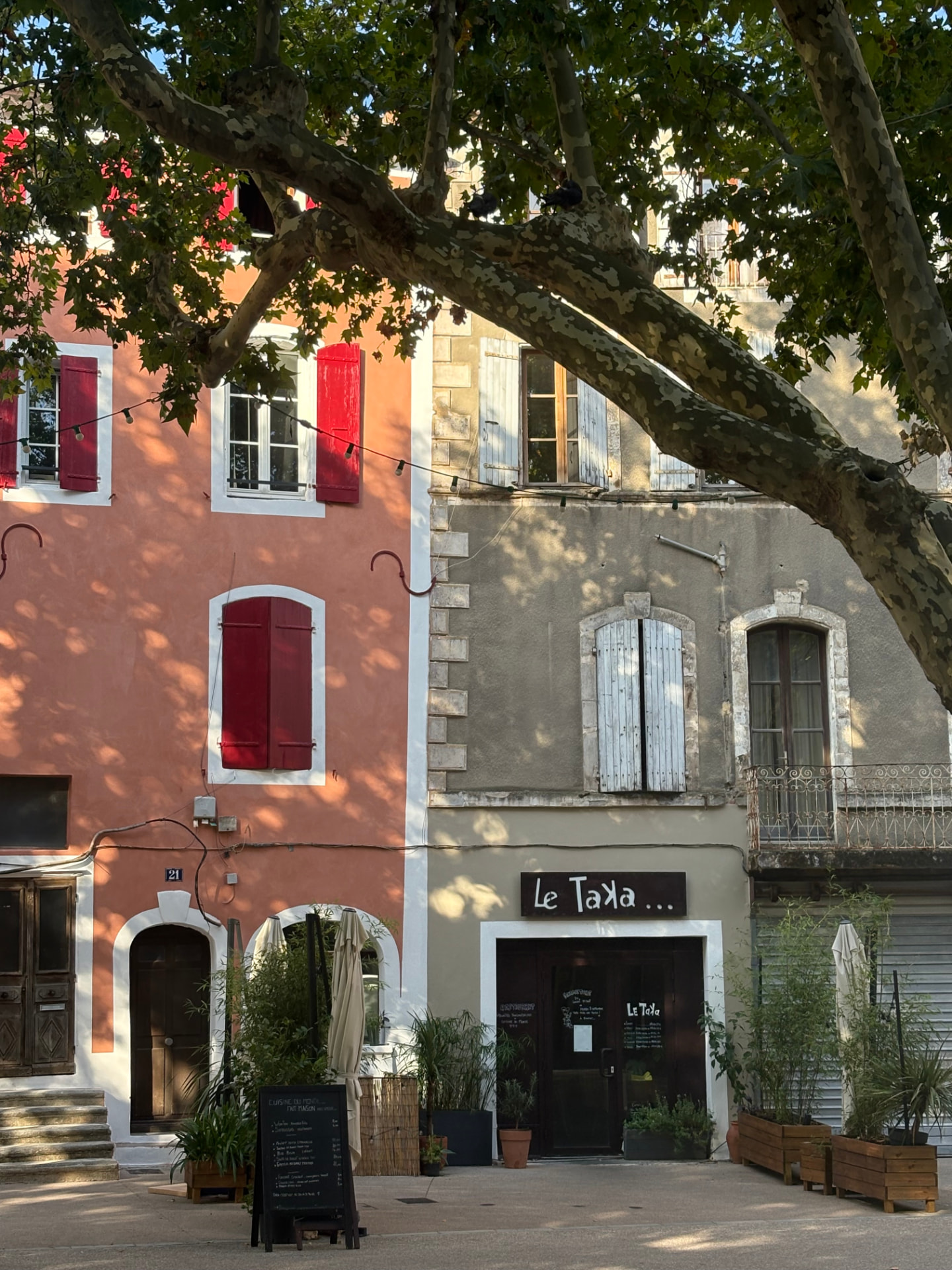 Façade du Taka sous le grand platane de la place de l’Hôtel-de-Ville à Aubenas