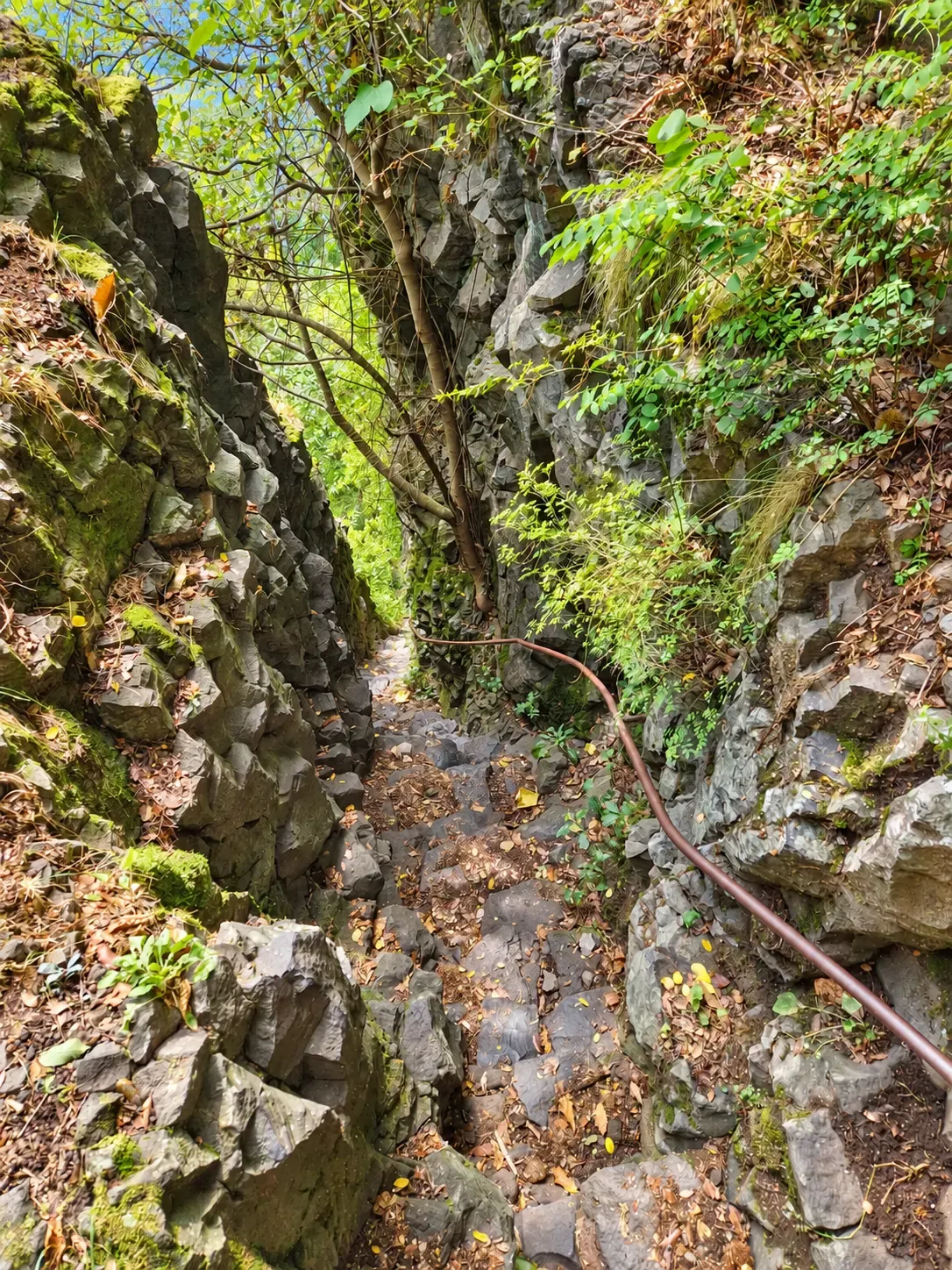 Passage étroit entre deux pans de roche sur le sentier
