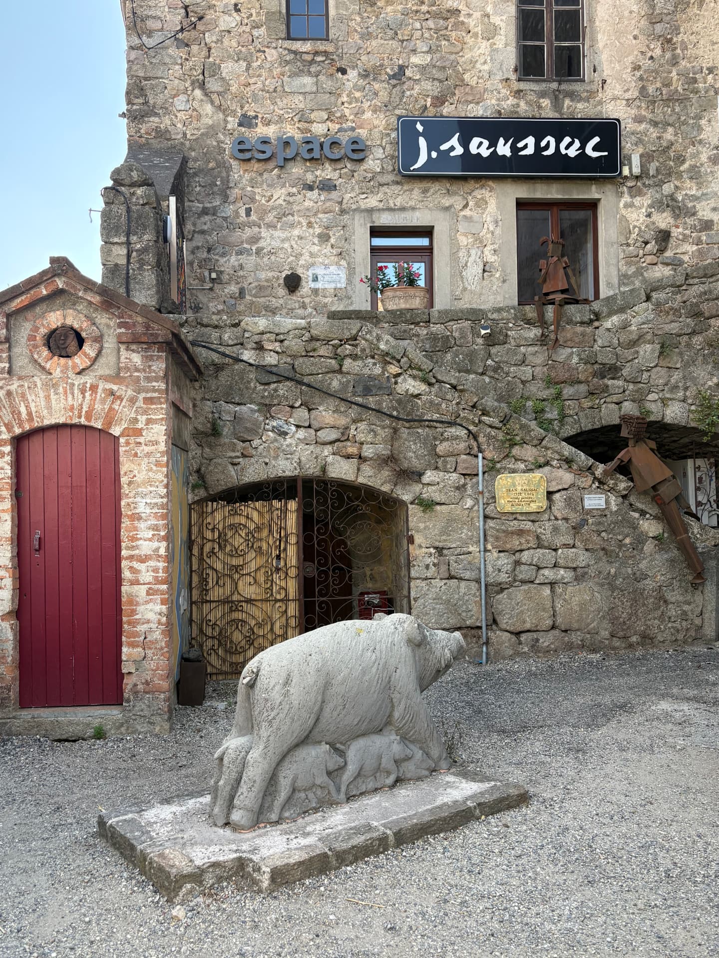 Espace Jean Saussac et sculpture dans le village d'Antraigues