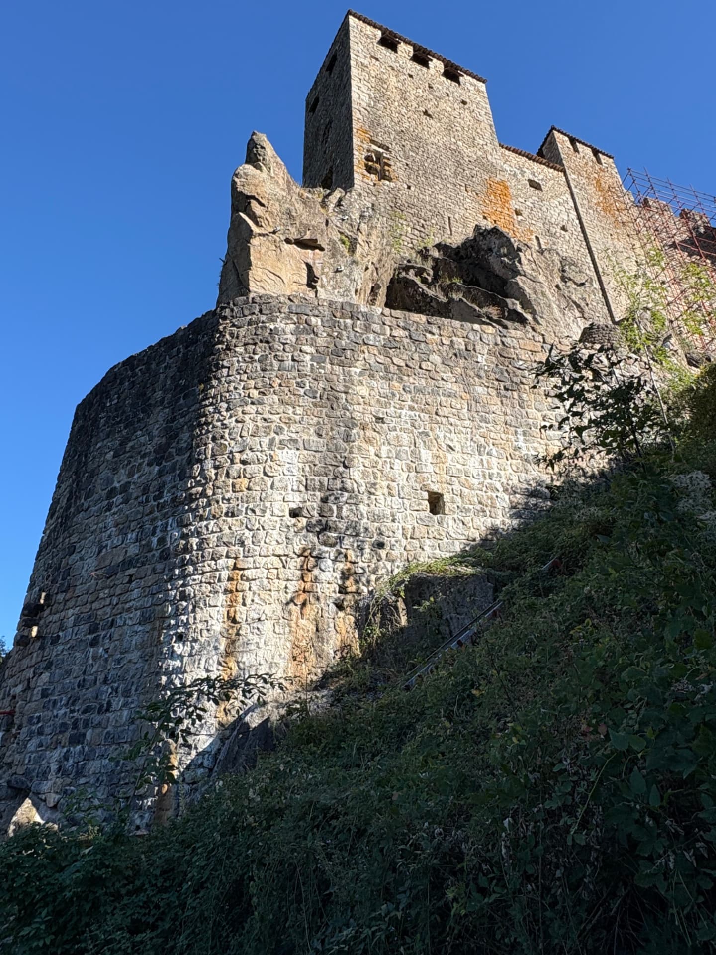 Donjon et fortifications du château de Ventadour vus en contre-plongée depuis le pied des murailles
