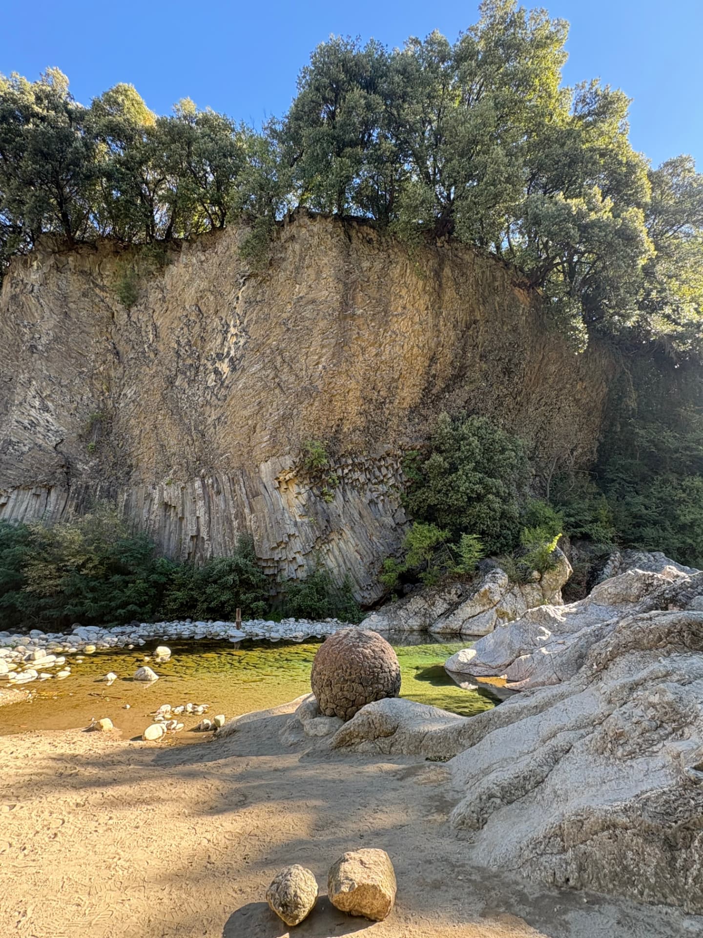 Orgues basaltiques de Jaujac et vasque du Lignon bordée de blocs rocheux