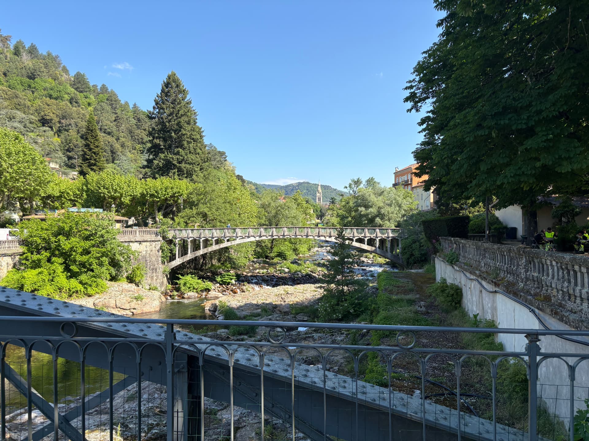 La Volane et un pont au centre de Vals-les-Bains