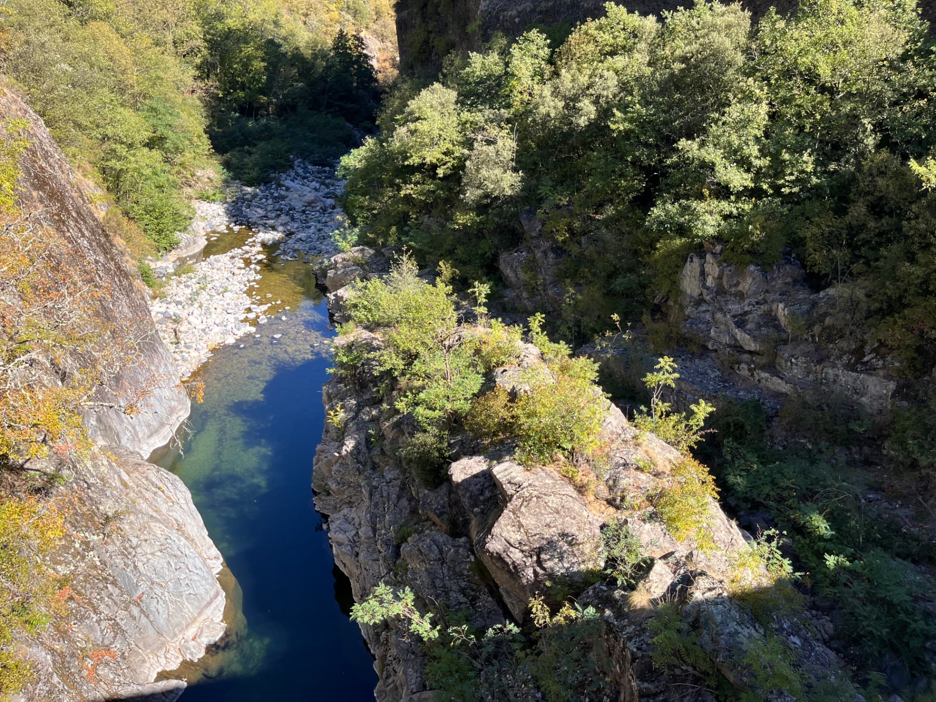 Vue plongeante sur la gorge boisée et la rivière à Jaujac