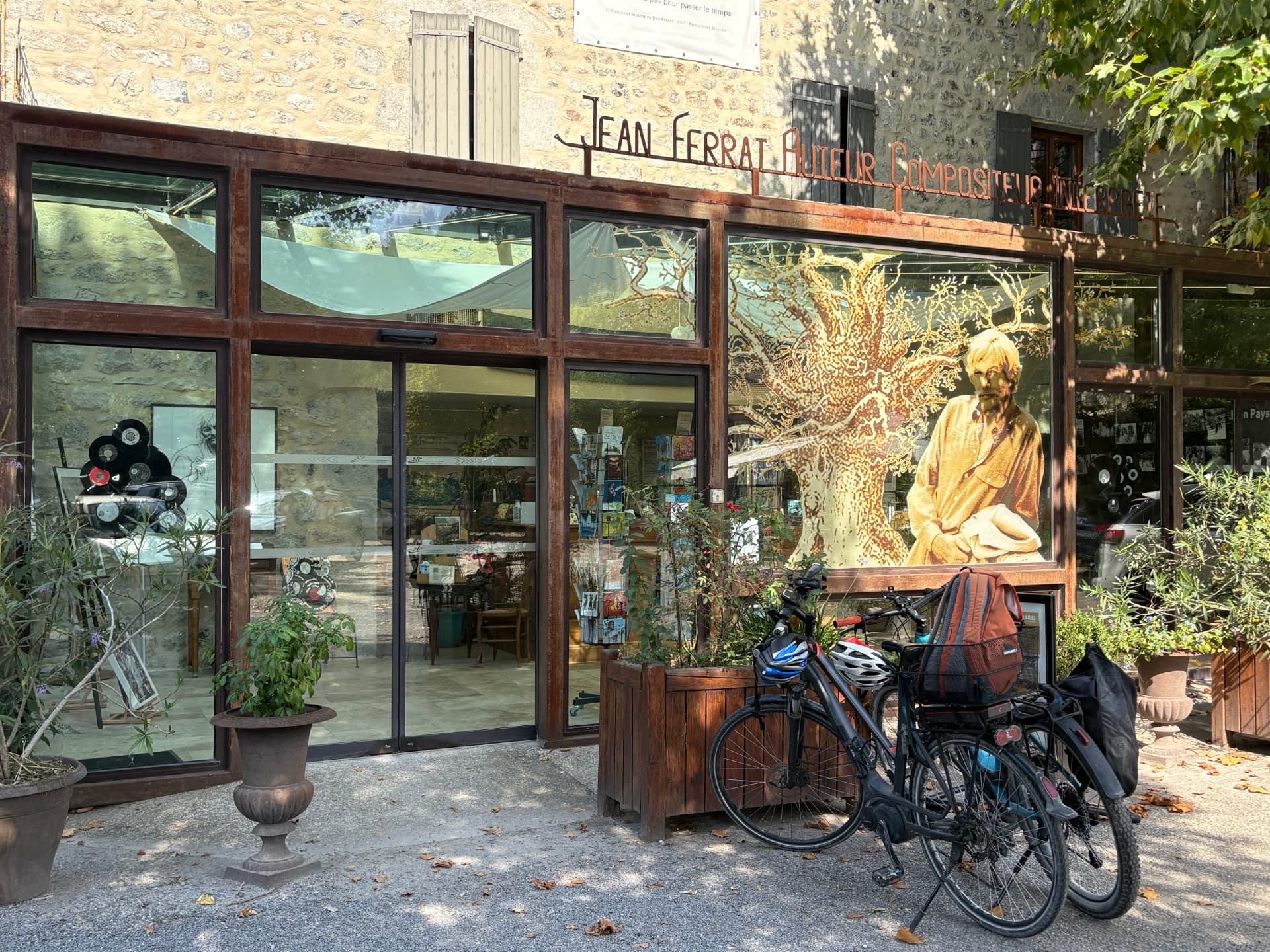 Entrée de la Maison Jean Ferrat à Antraigues-sur-Volane
