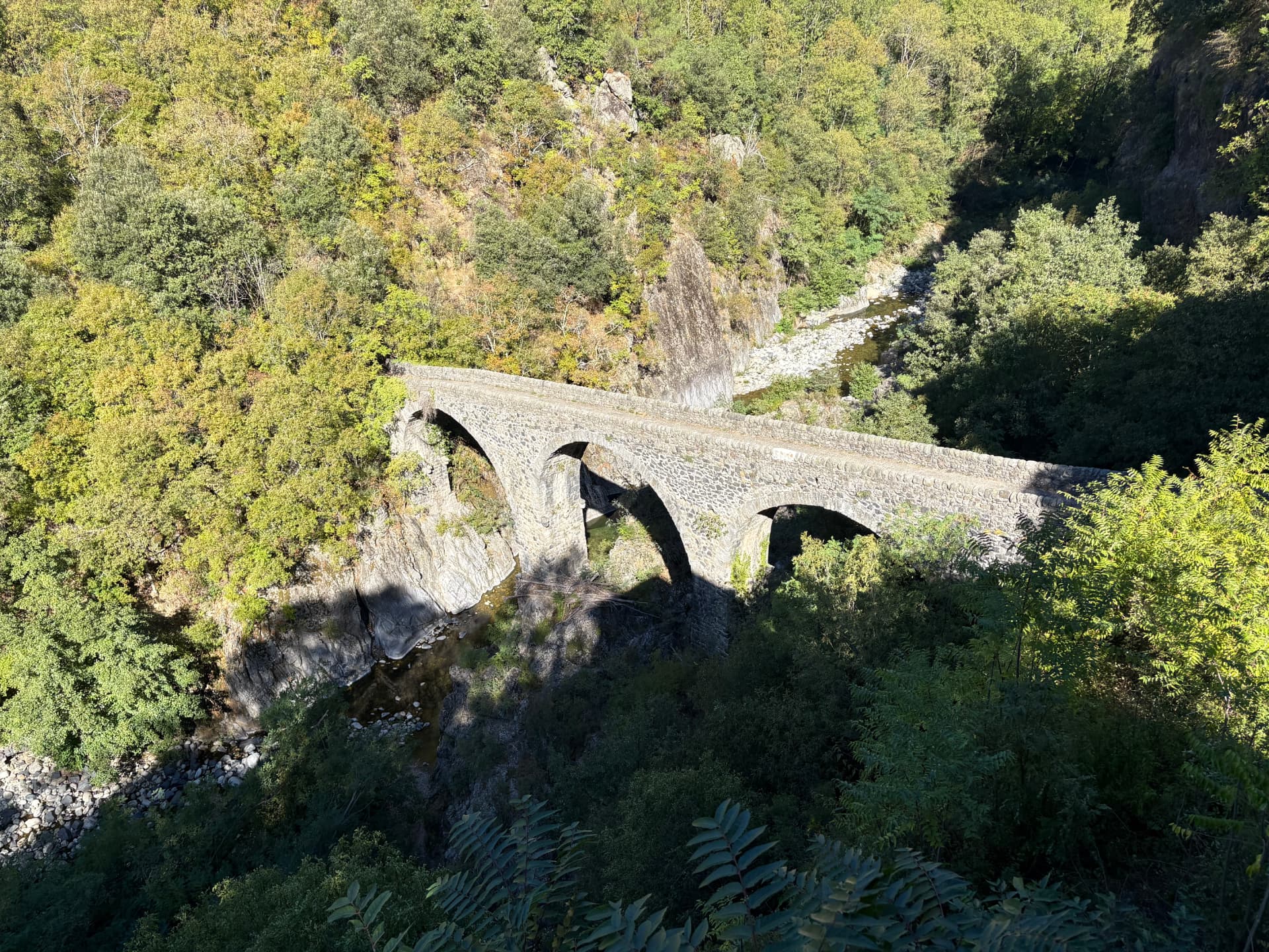 Pont ancien sur le Lignon à Jaujac, vu depuis la hauteur au-dessus de la gorge