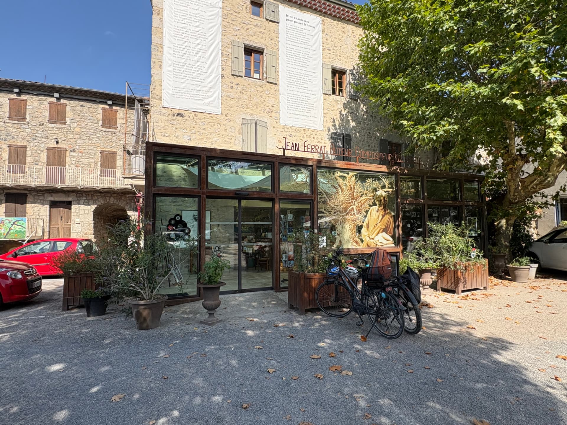 Façade de la Maison Jean Ferrat à Antraigues-sur-Volane