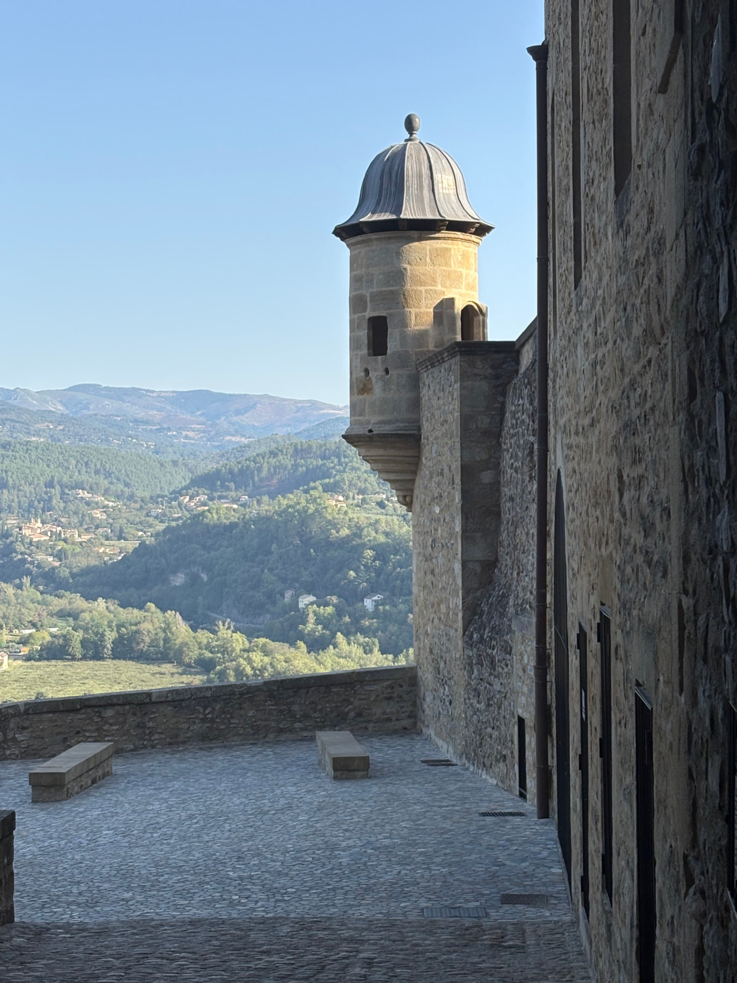 Tourelle du Château d’Aubenas avec vue sur les collines ardéchoises