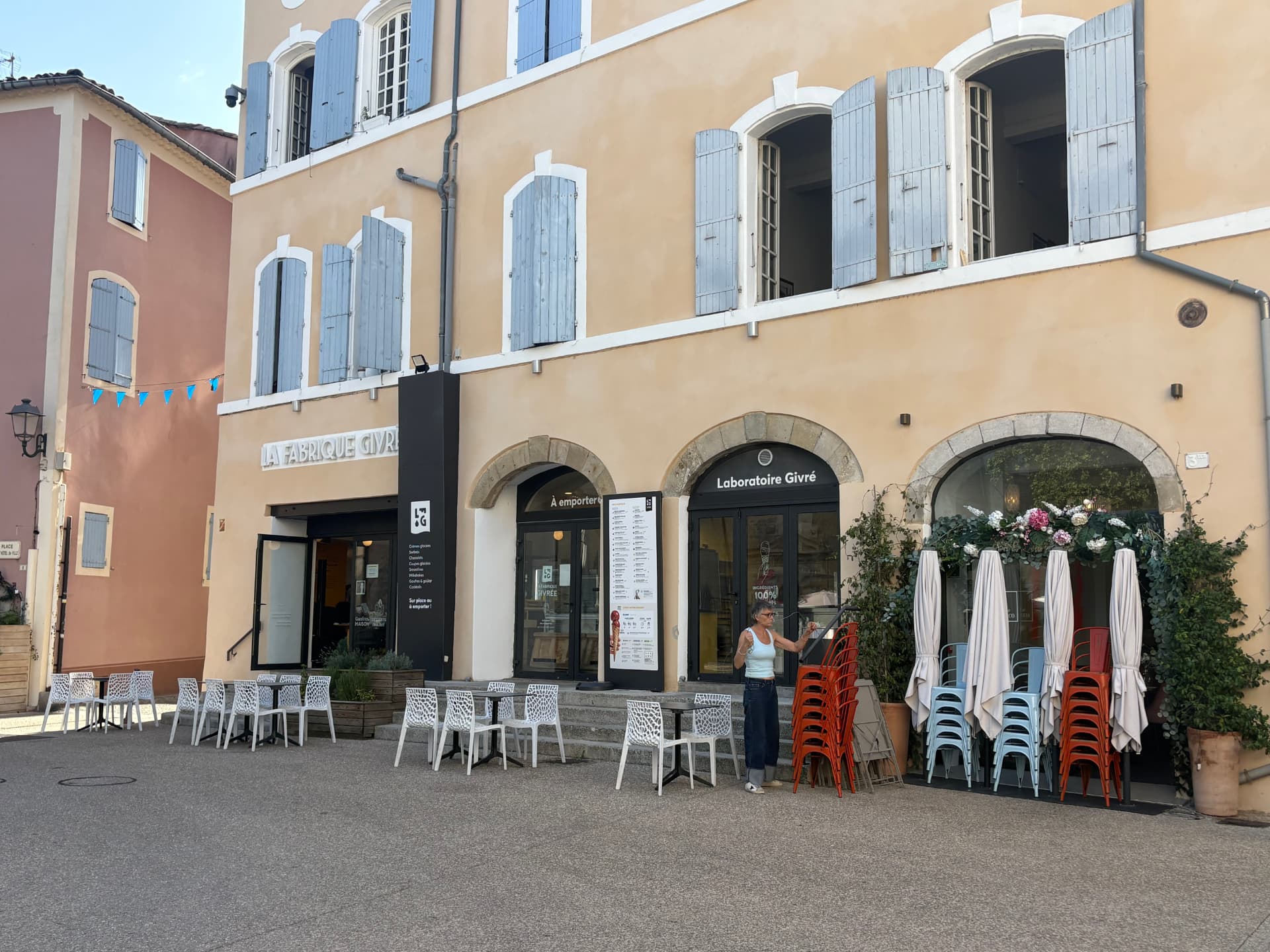 Terrasse de La Fabrique Givrée sur la place