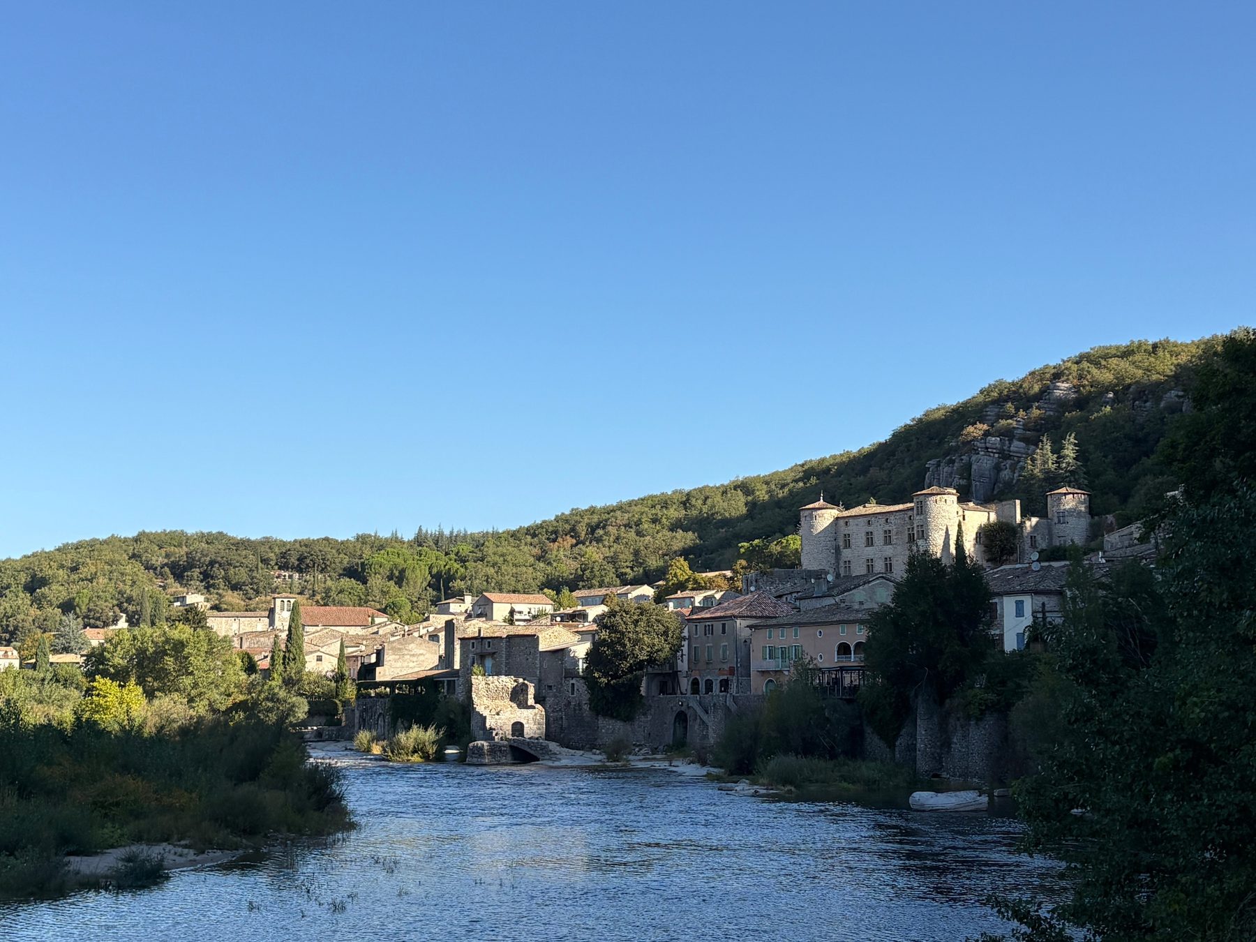 L'Ardèche au pied de Vogüé, avec le village de pierre et le château dominant la rivière au fil de l'eau