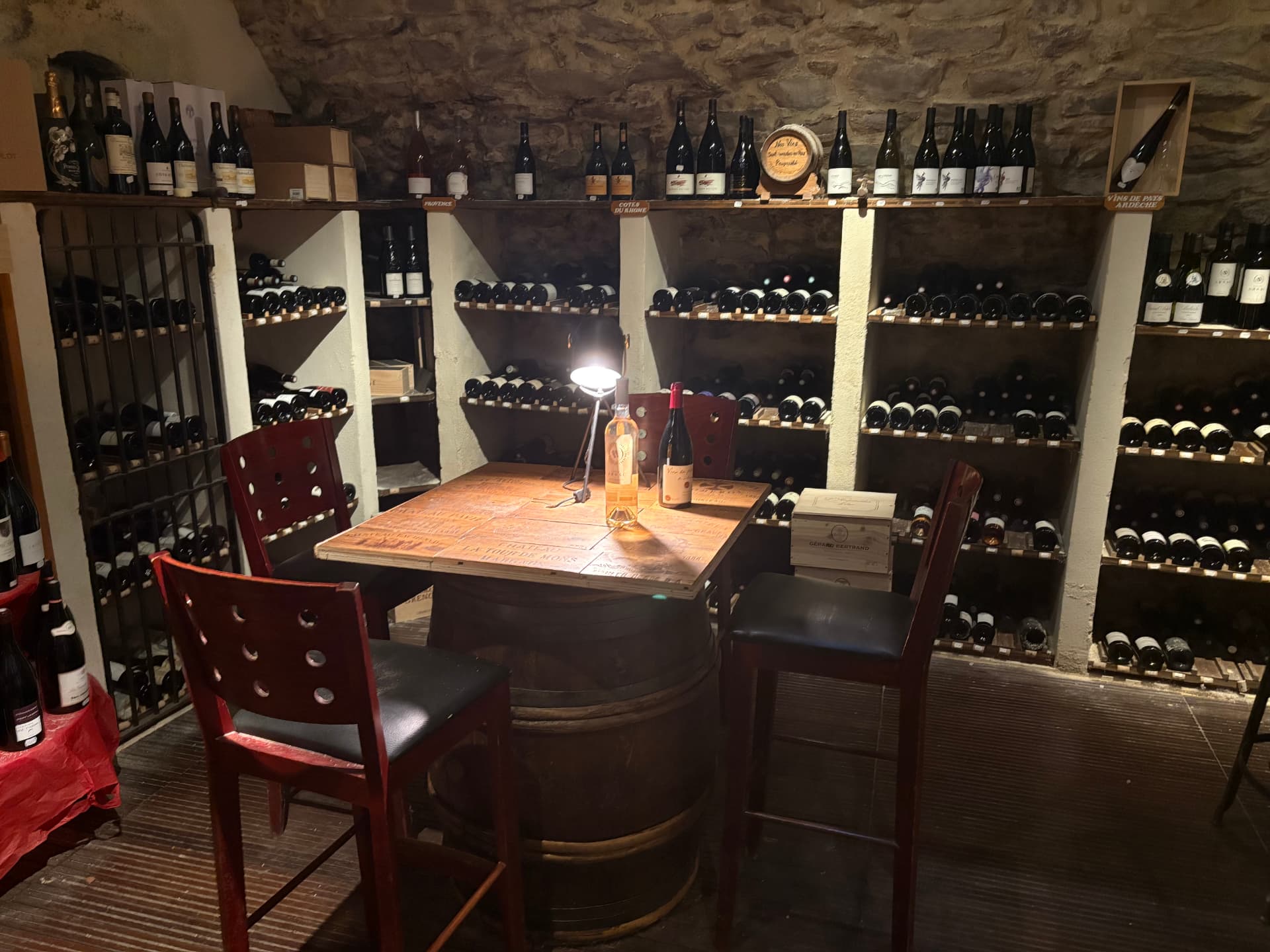 Cave à vins souterraine de La Table Gourmande à Aubenas