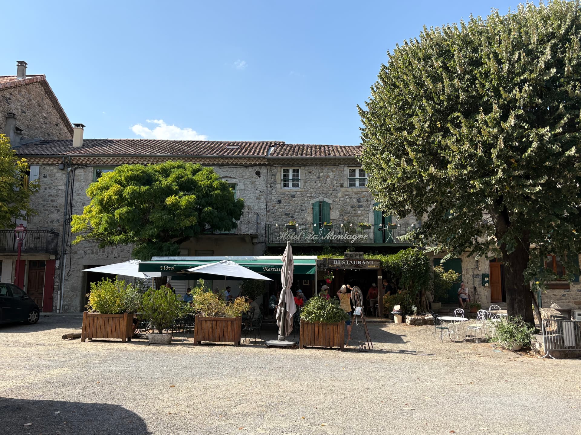Place du village d'Antraigues-sur-Volane et ses terrasses