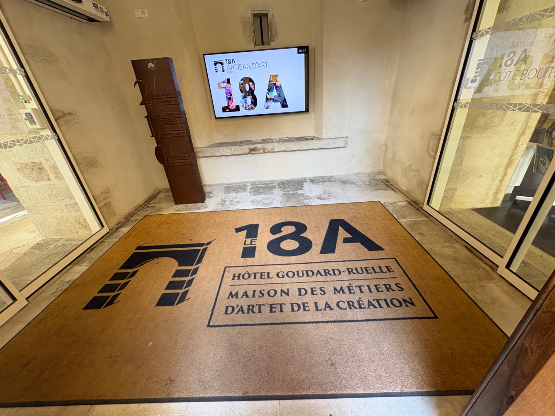 Hall du 18A à Aubenas avec l’identité Maison des métiers d’art et de la création