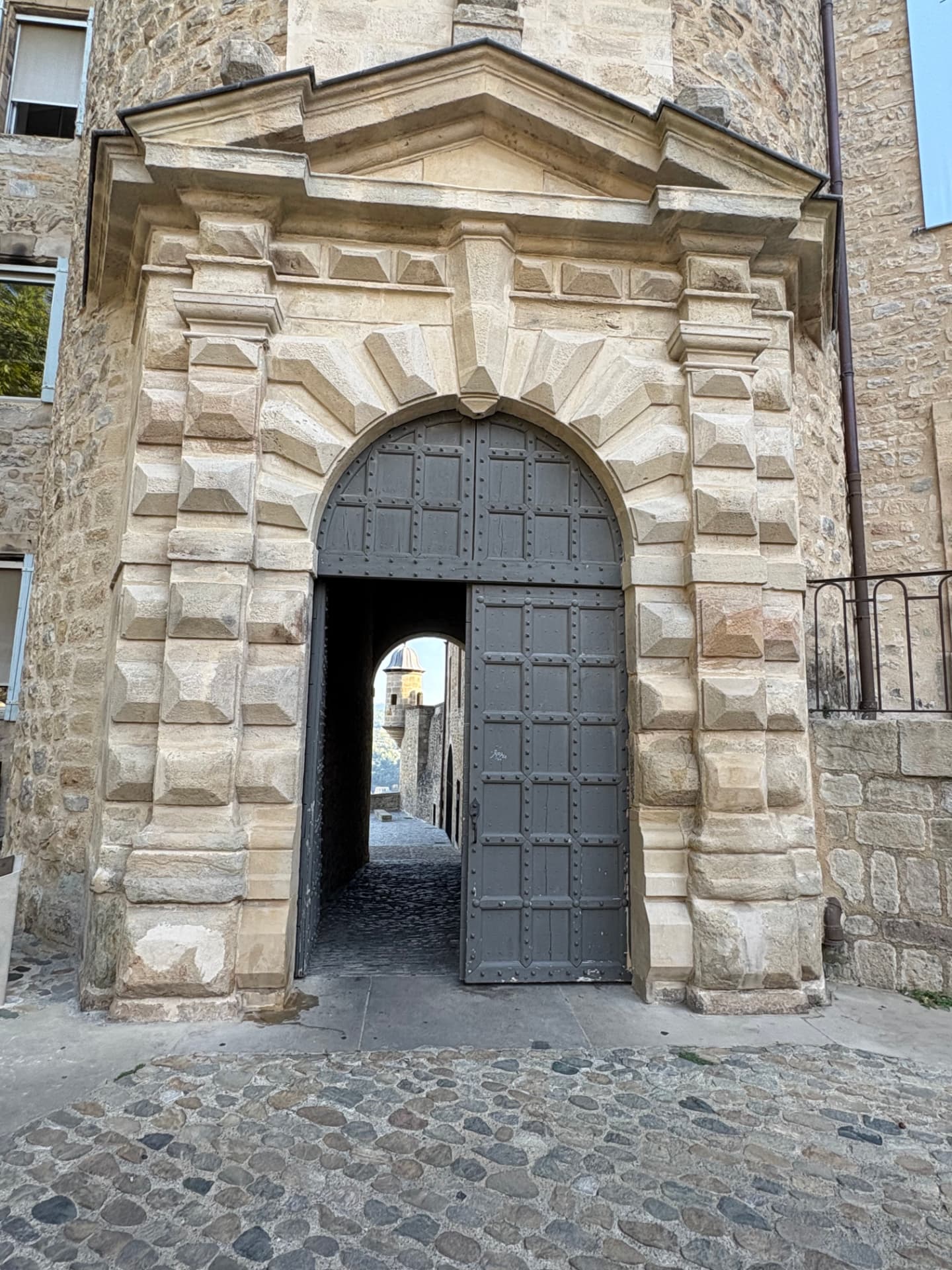 Porte ancienne du Château d’Aubenas