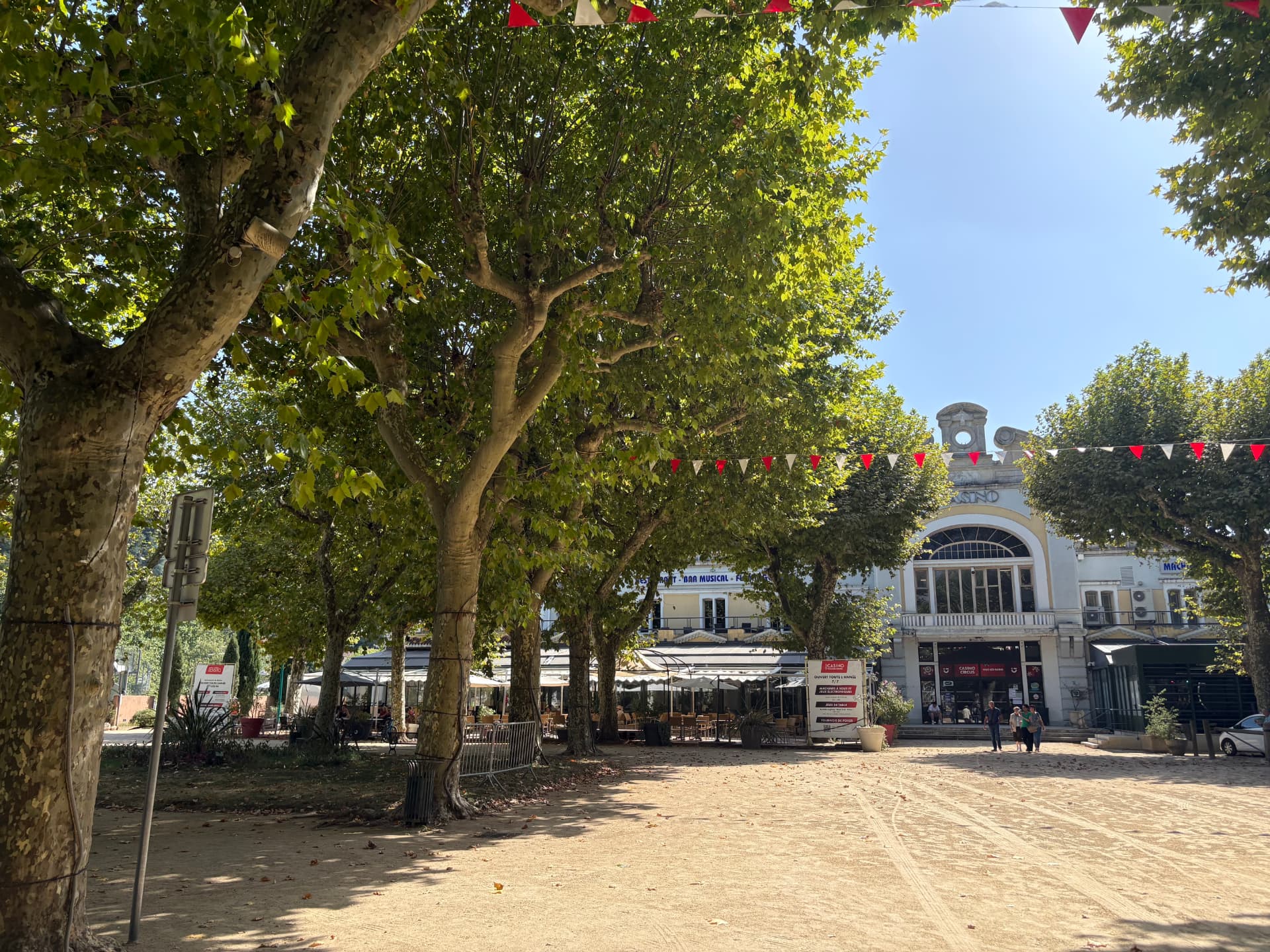 Casino de Vals-les-Bains et sa place ombragée