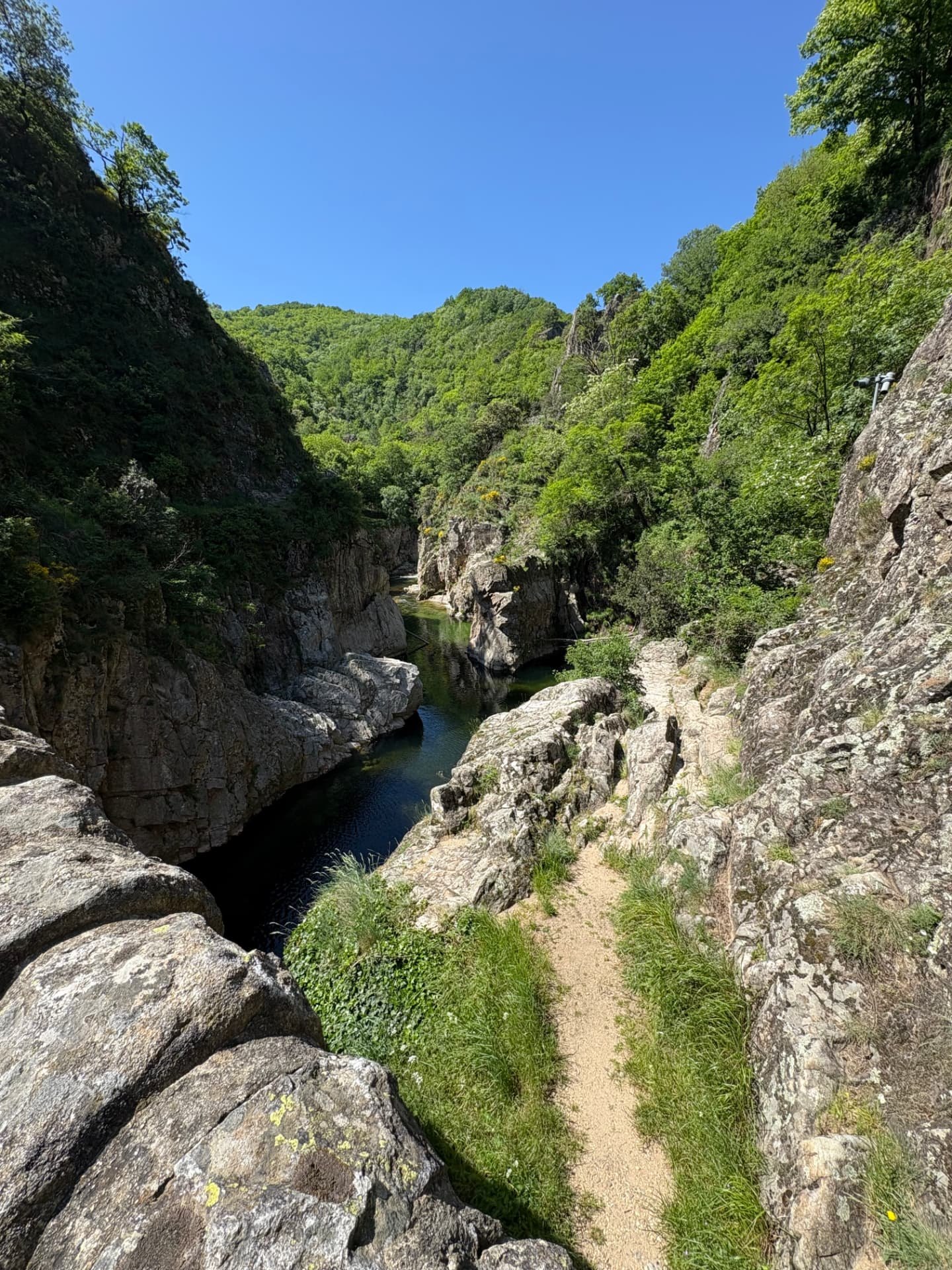Paysage rocheux et sentier au Pont du Diable à Thueyts