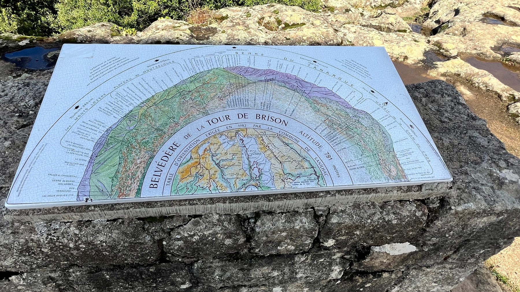 Table d'orientation en céramique du belvédère de la Tour de Brison, posée sur un socle de pierre