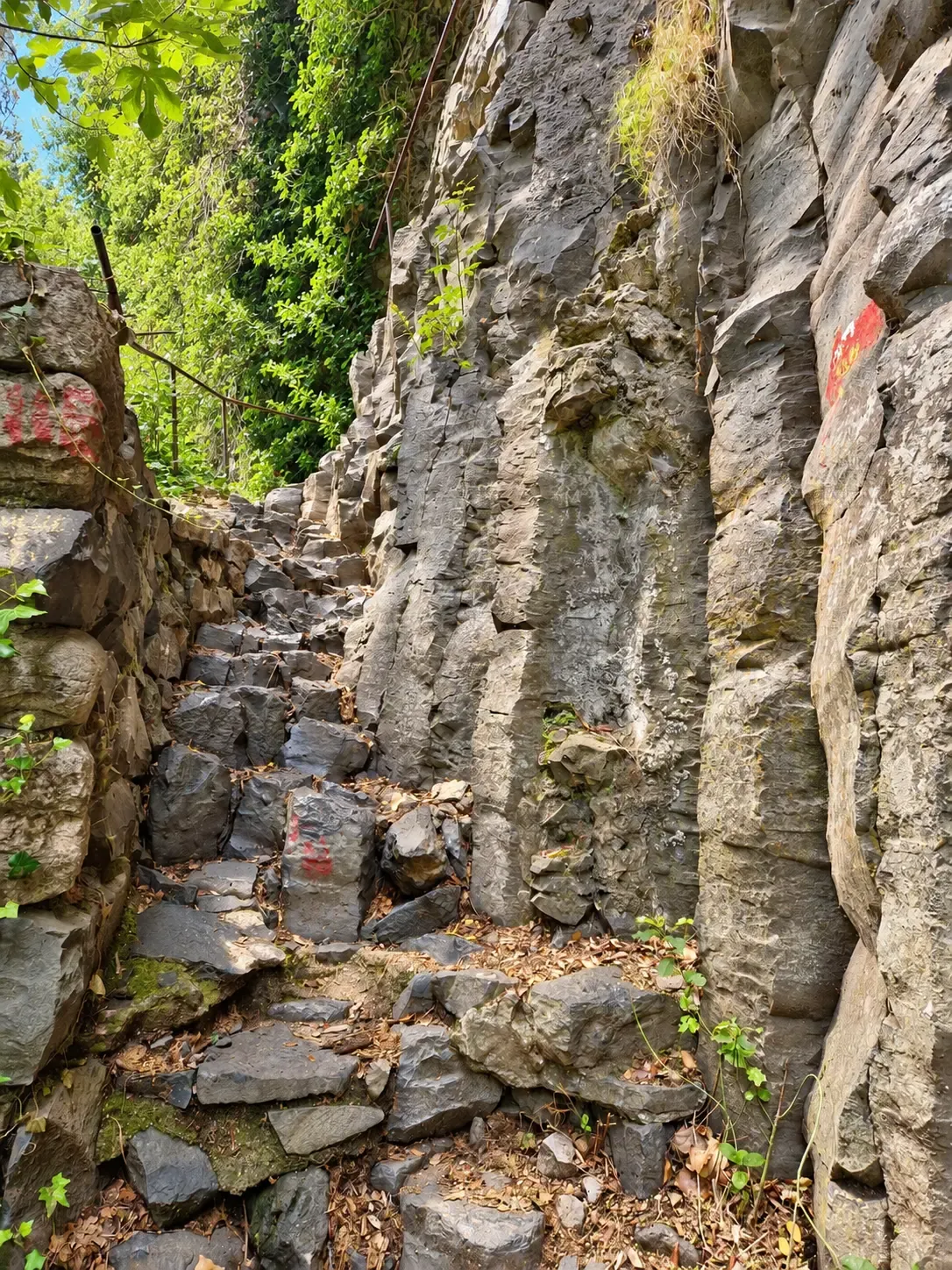 Marches de pierre au pied d’une paroi rocheuse
