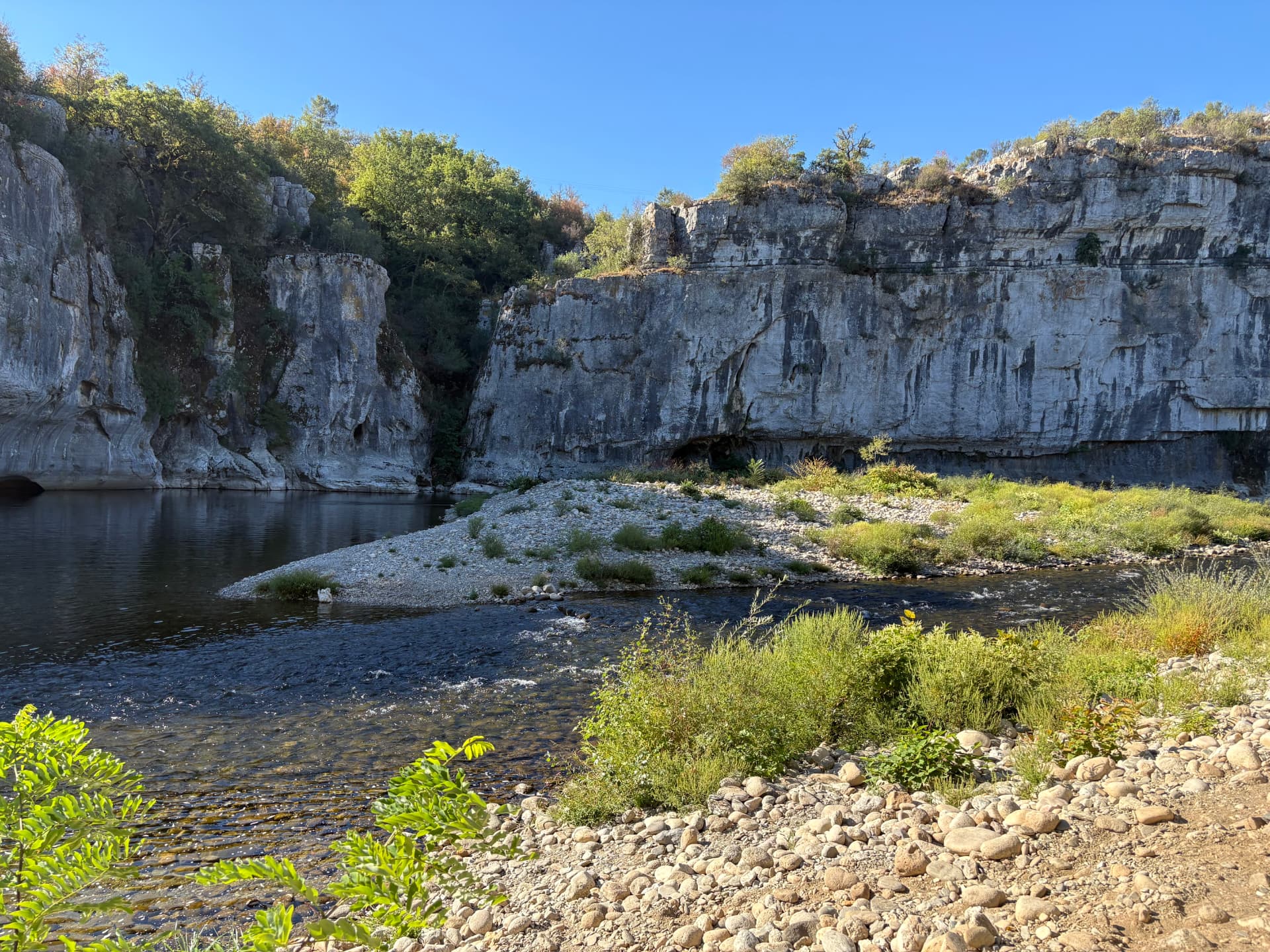 Le Chassezac, sa plage de galets et ses falaises calcaires
