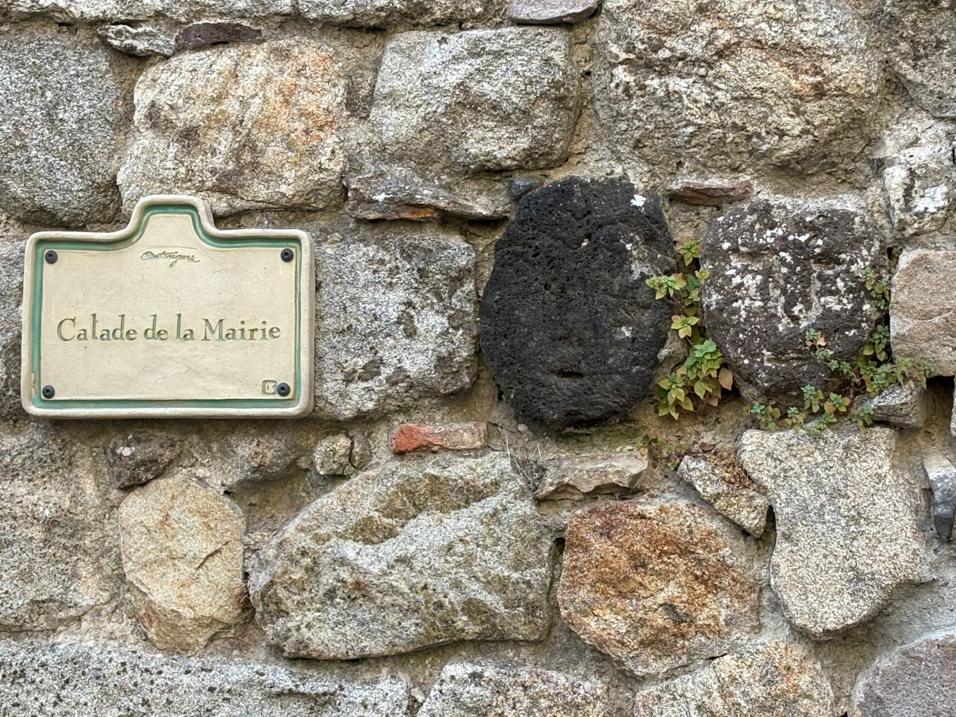 Calade de la Mairie et sculpture à Antraigues-sur-Volane