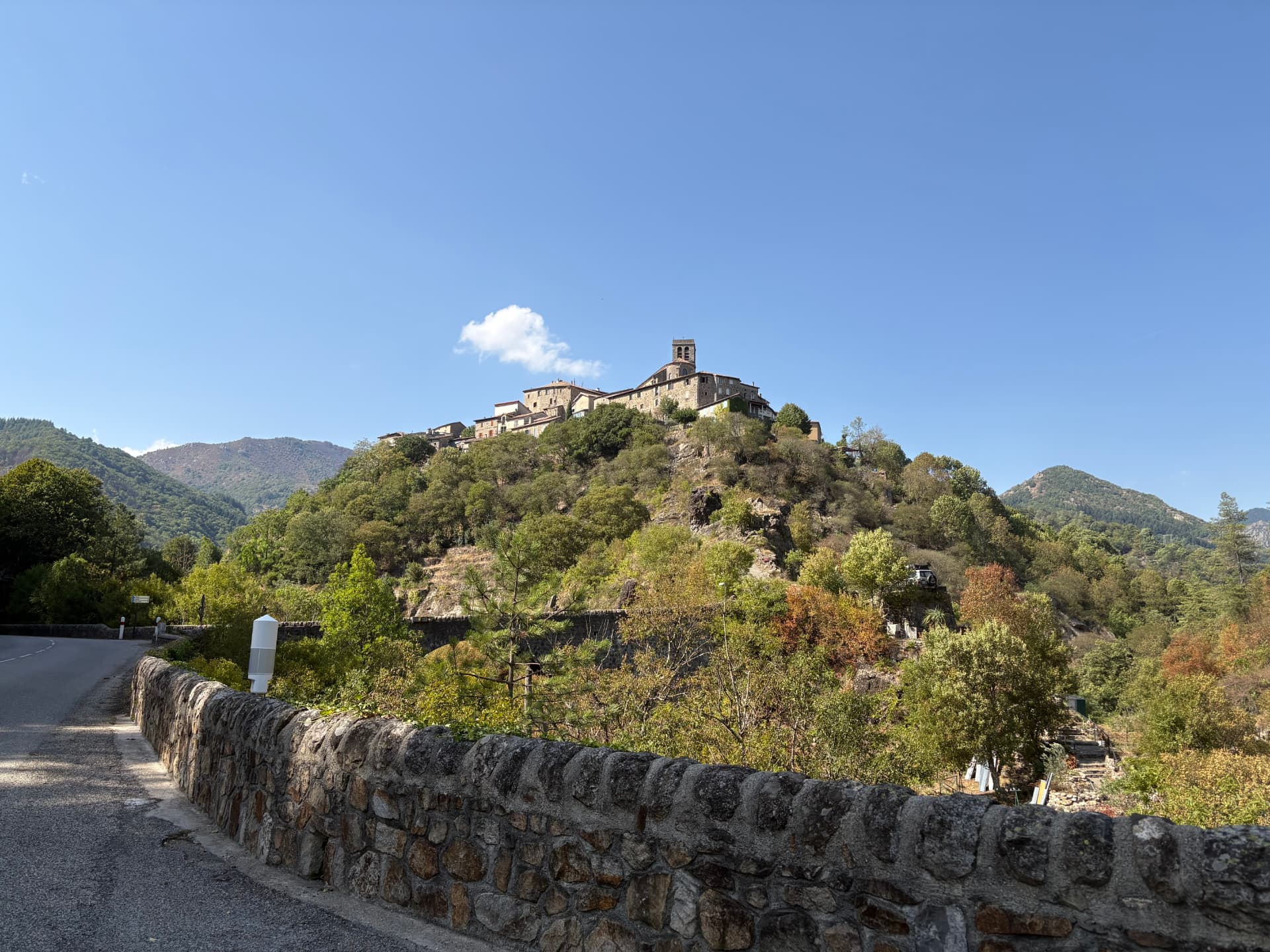 Vue d'Antraigues-sur-Volane, village perché en Ardèche