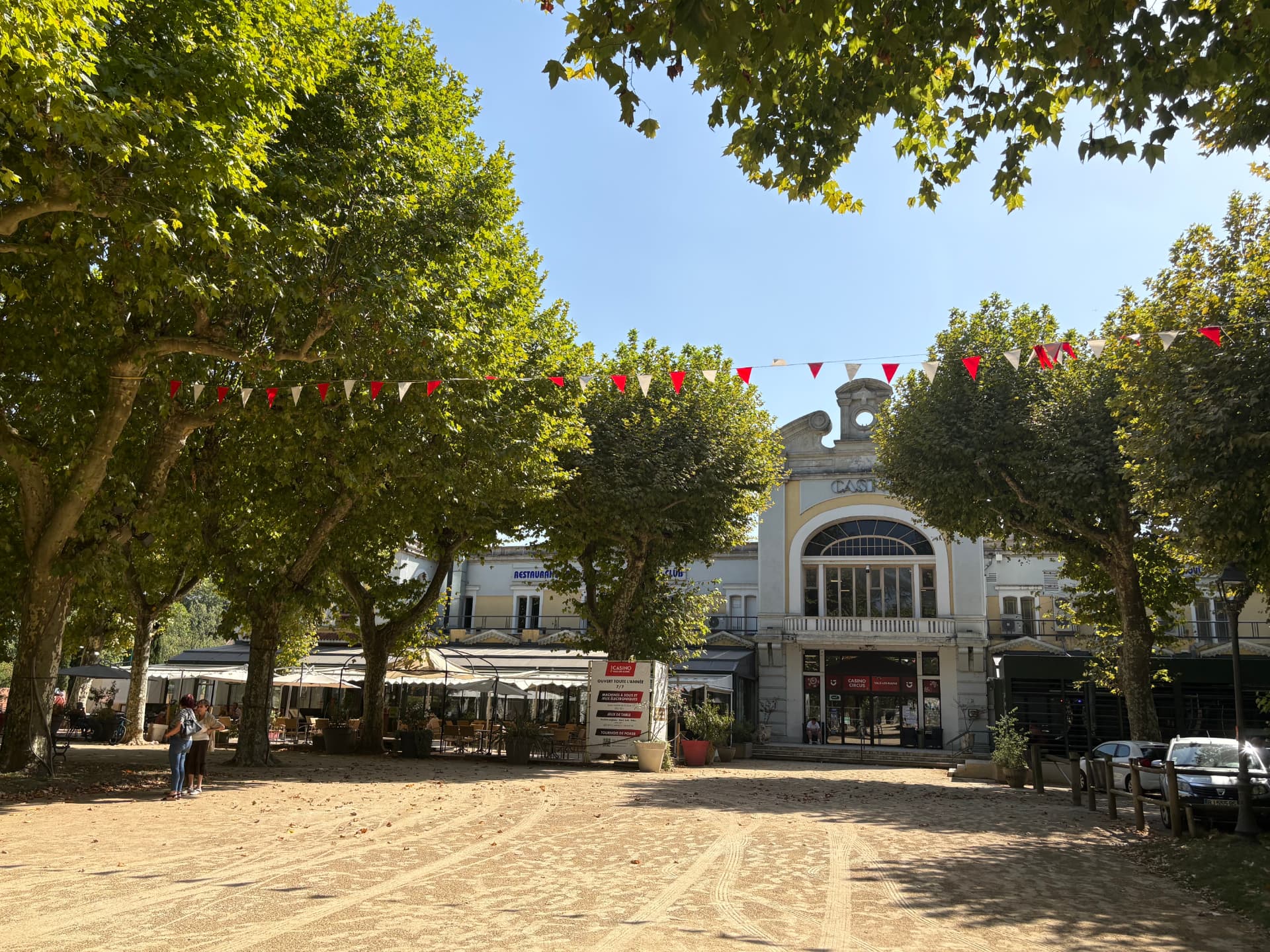Casino de Vals-les-Bains vu depuis la place arborée