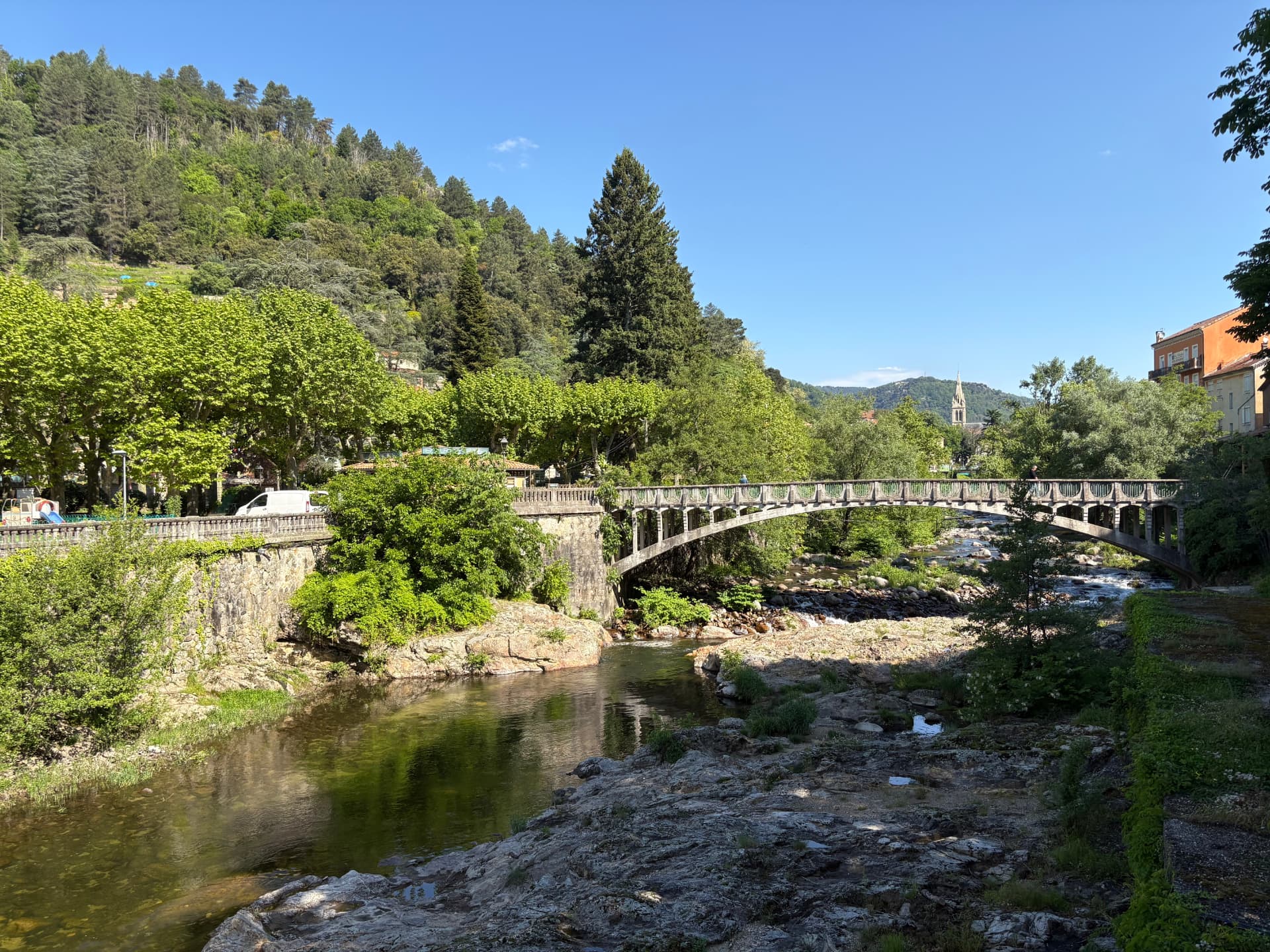 Pont sur la Volane et collines boisées à Vals-les-Bains
