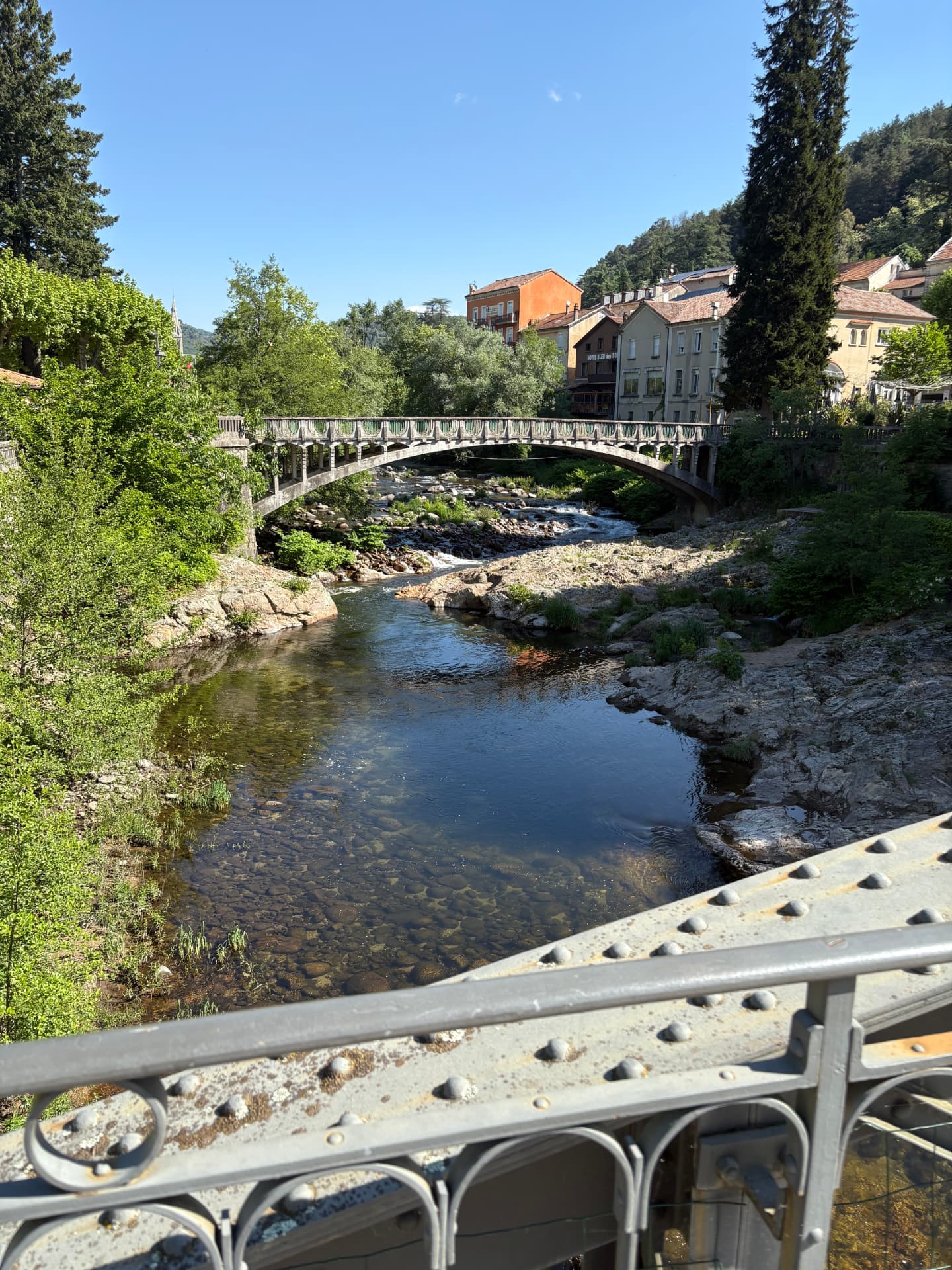 La Volane et un pont devant les maisons de Vals-les-Bains
