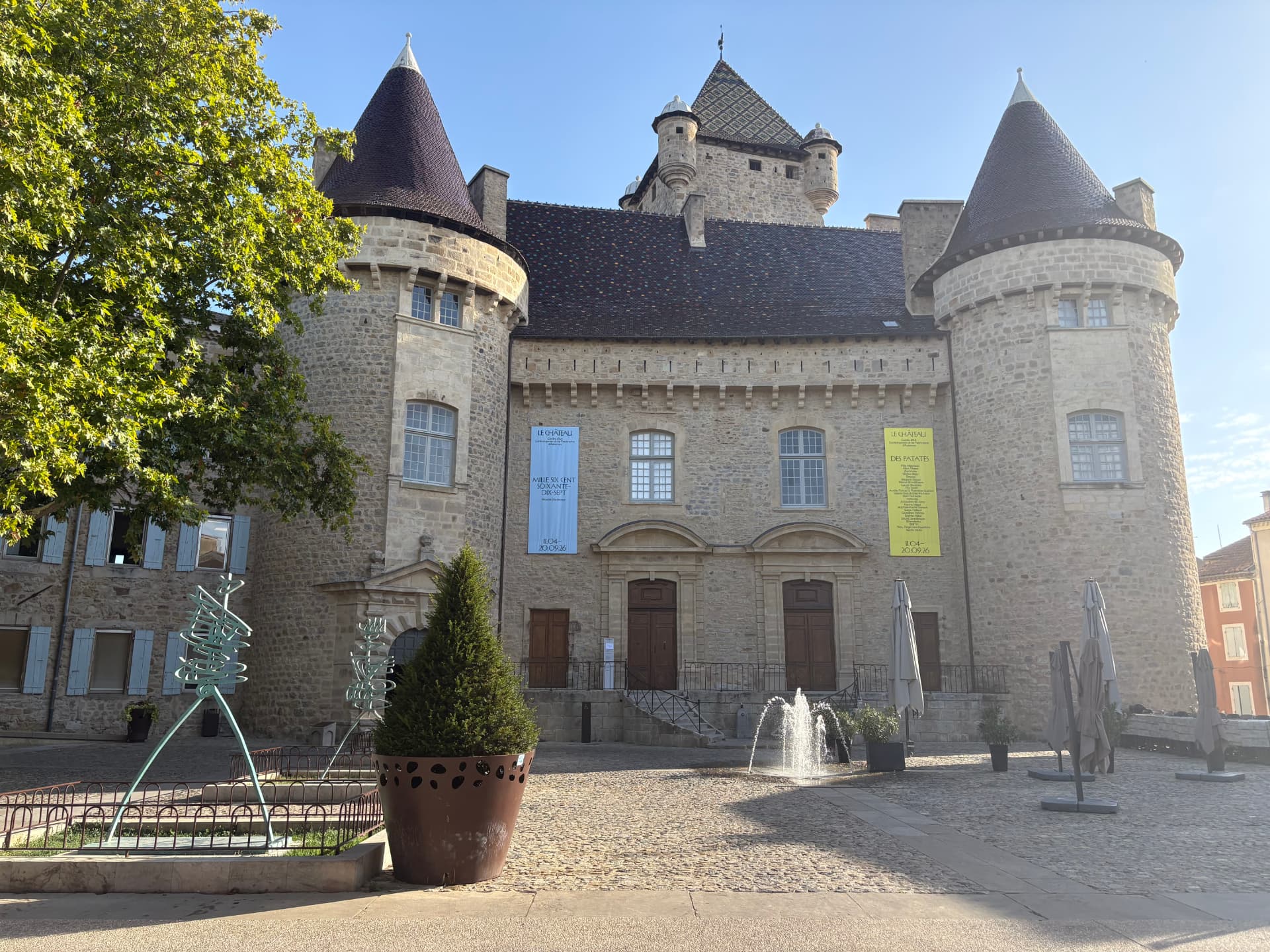 Façade du Château d’Aubenas et ses deux tours