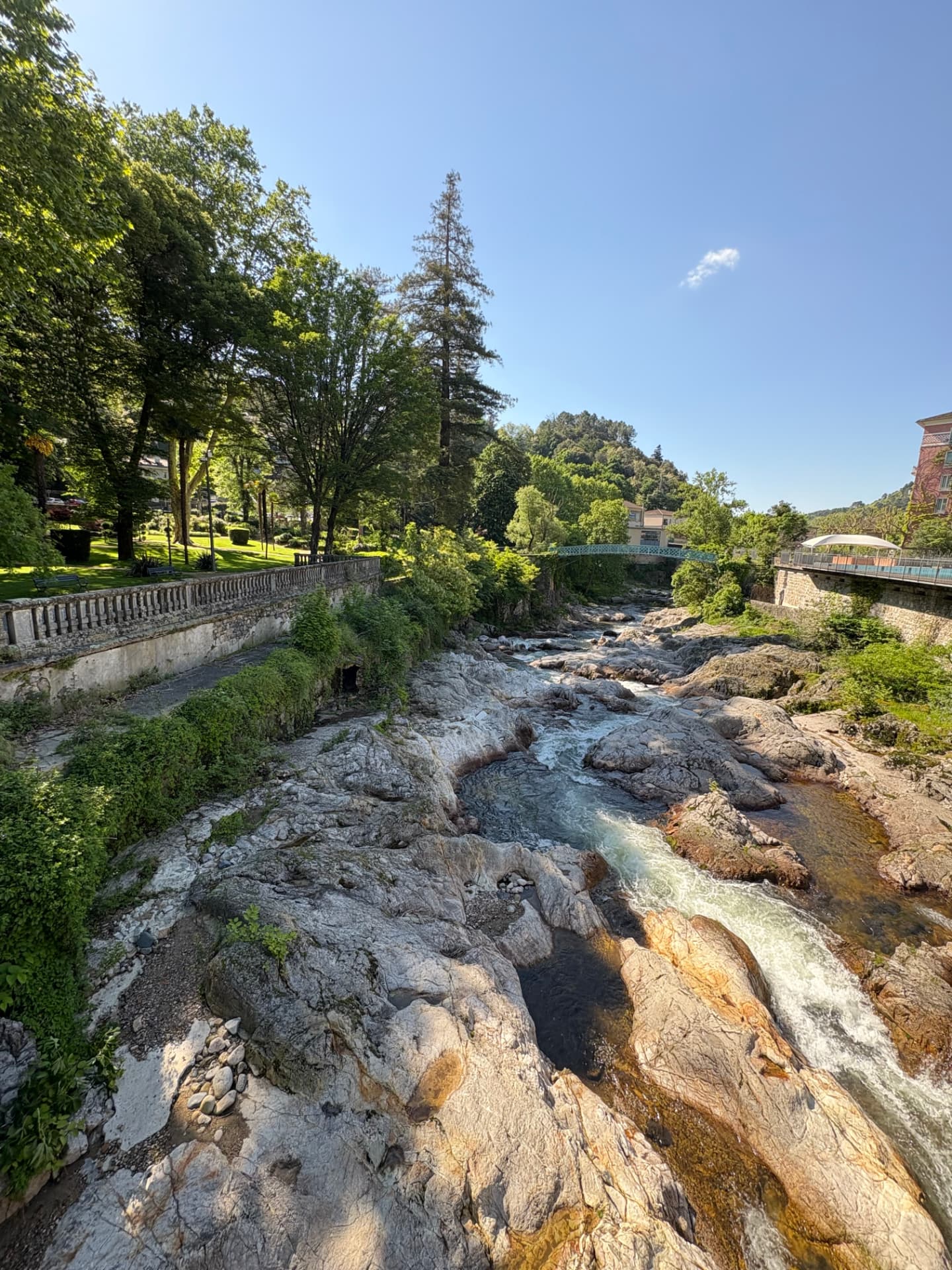 Rochers et eaux vives de la Volane au bord du parc de Vals-les-Bains