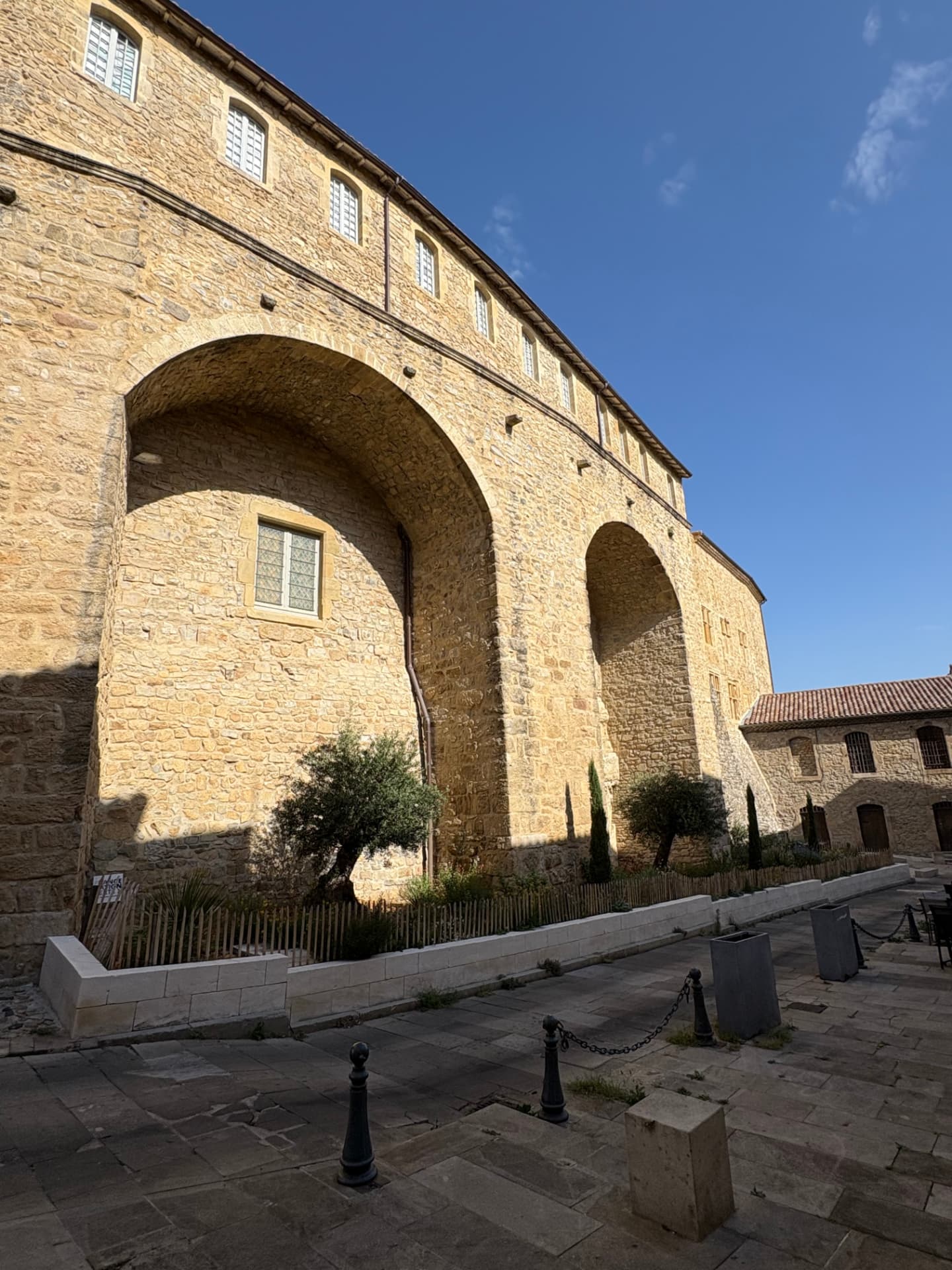 Grandes arches en pierre du Château d’Aubenas