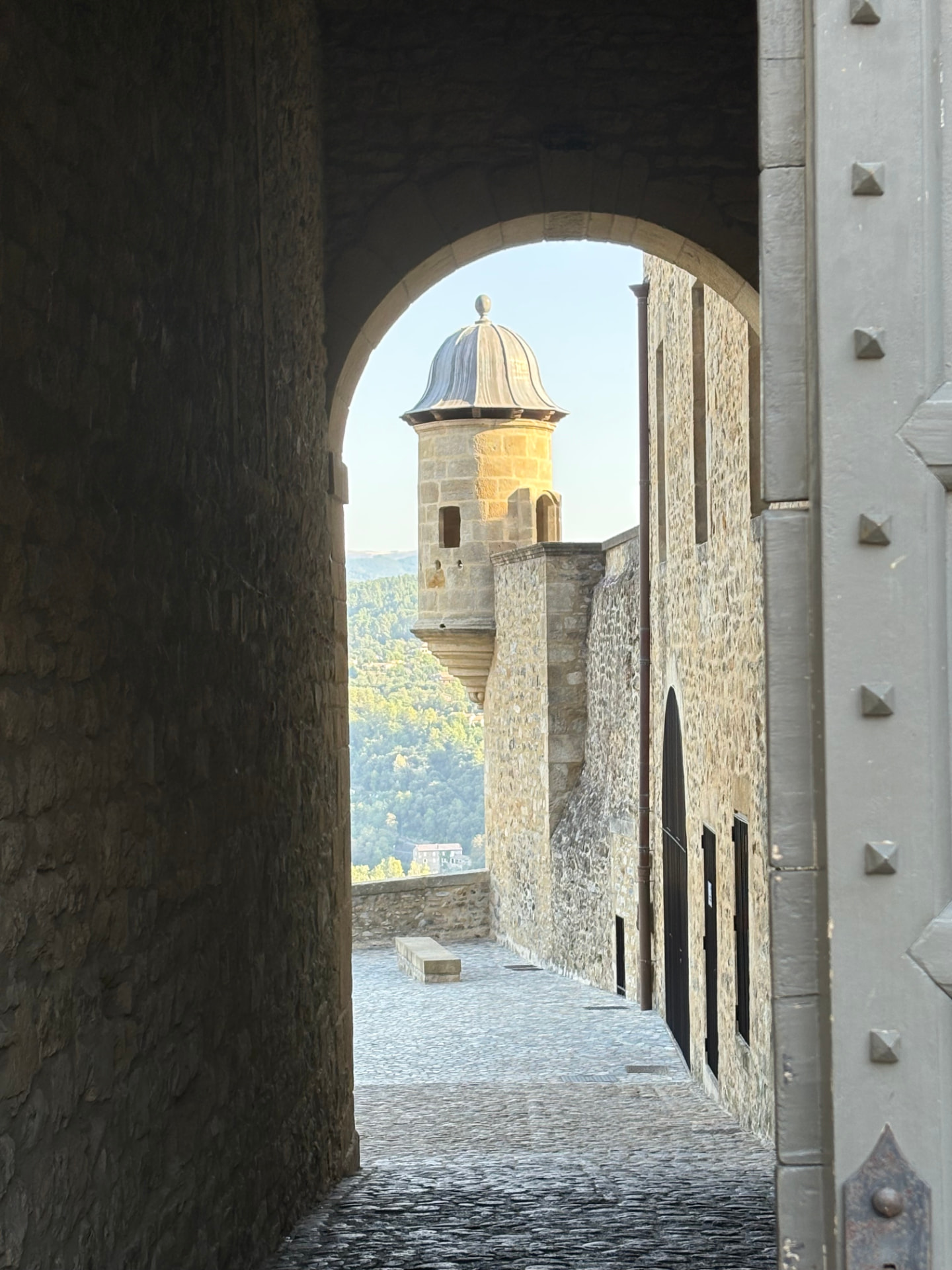 Porte monumentale du Château d’Aubenas ouverte sur la cour intérieure