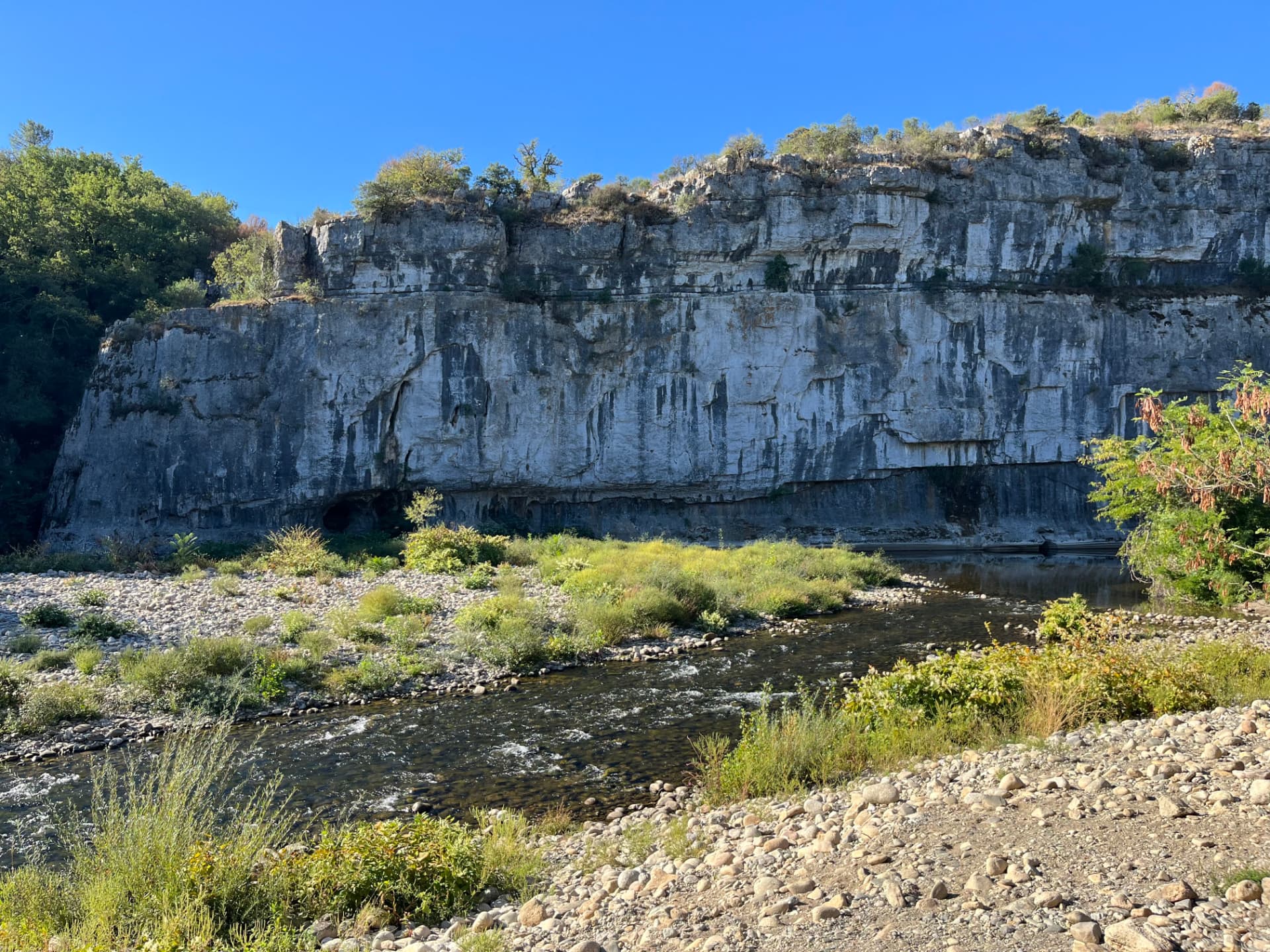 Falaise calcaire et lit du Chassezac vus depuis la rive