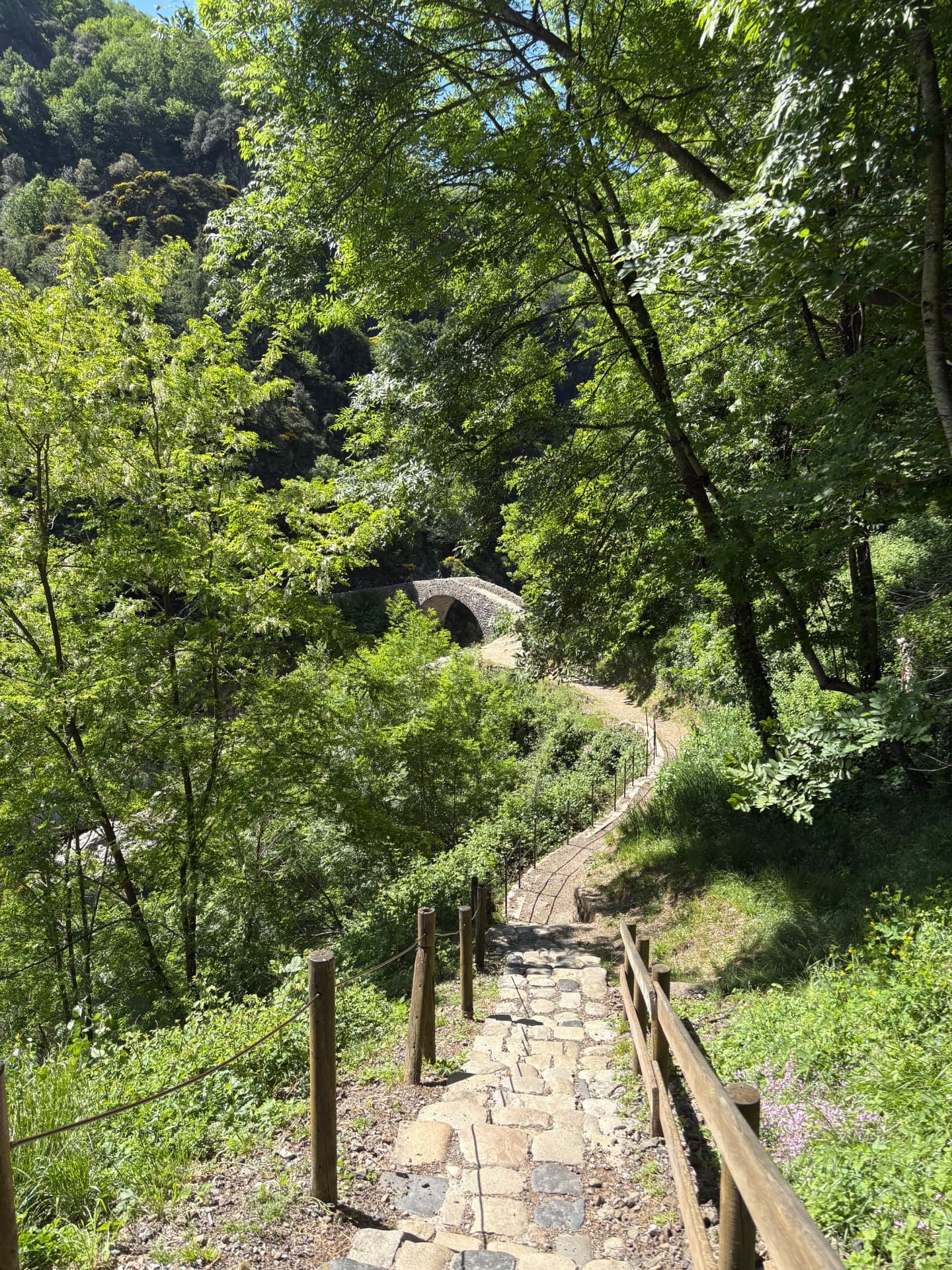 Chemin d'accès au Pont du Diable à Thueyts