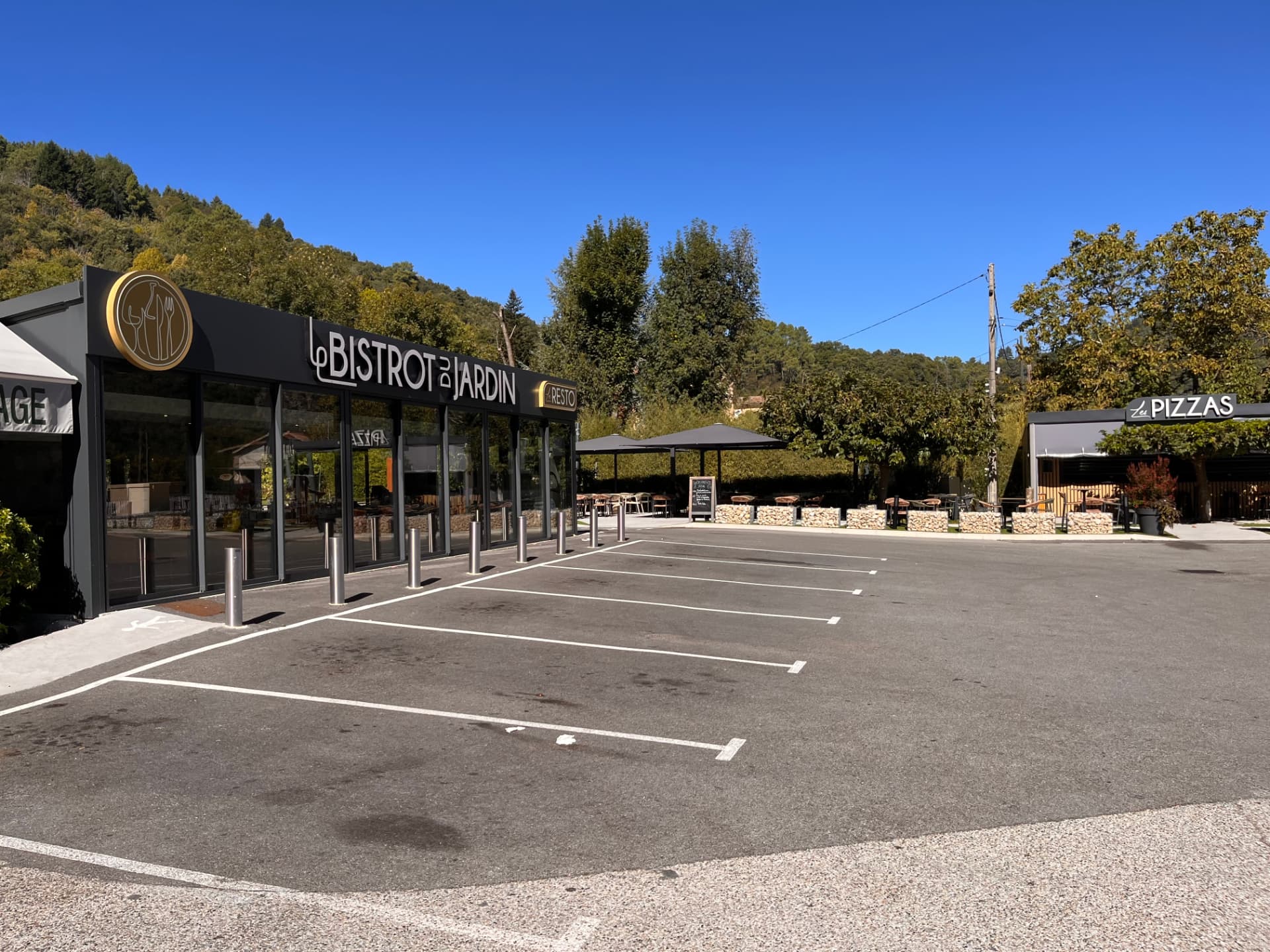 Vue générale du Bistrot du Jardin, de son parking et de ses espaces extérieurs à Fabras