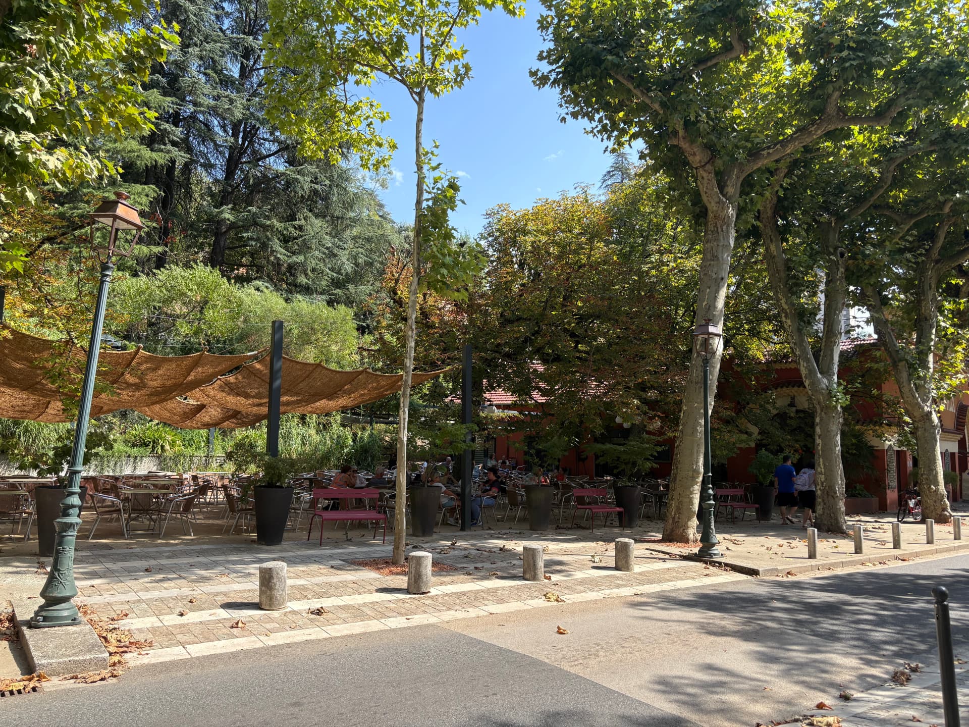 Terrasse du glacier Béatrix sous les platanes à Vals-les-Bains