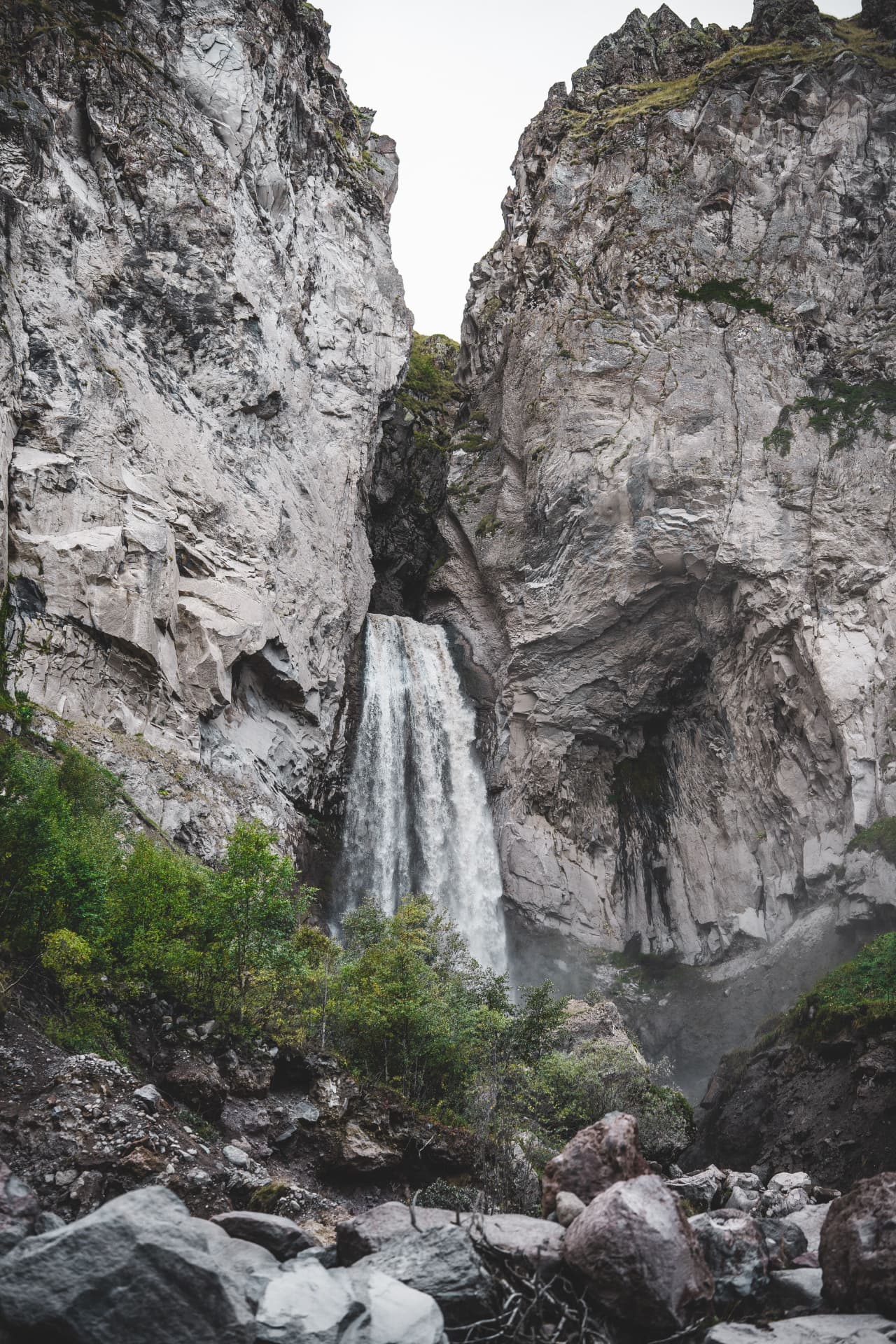 Grande cascade du Ray-Pic encaissée dans la roche volcanique