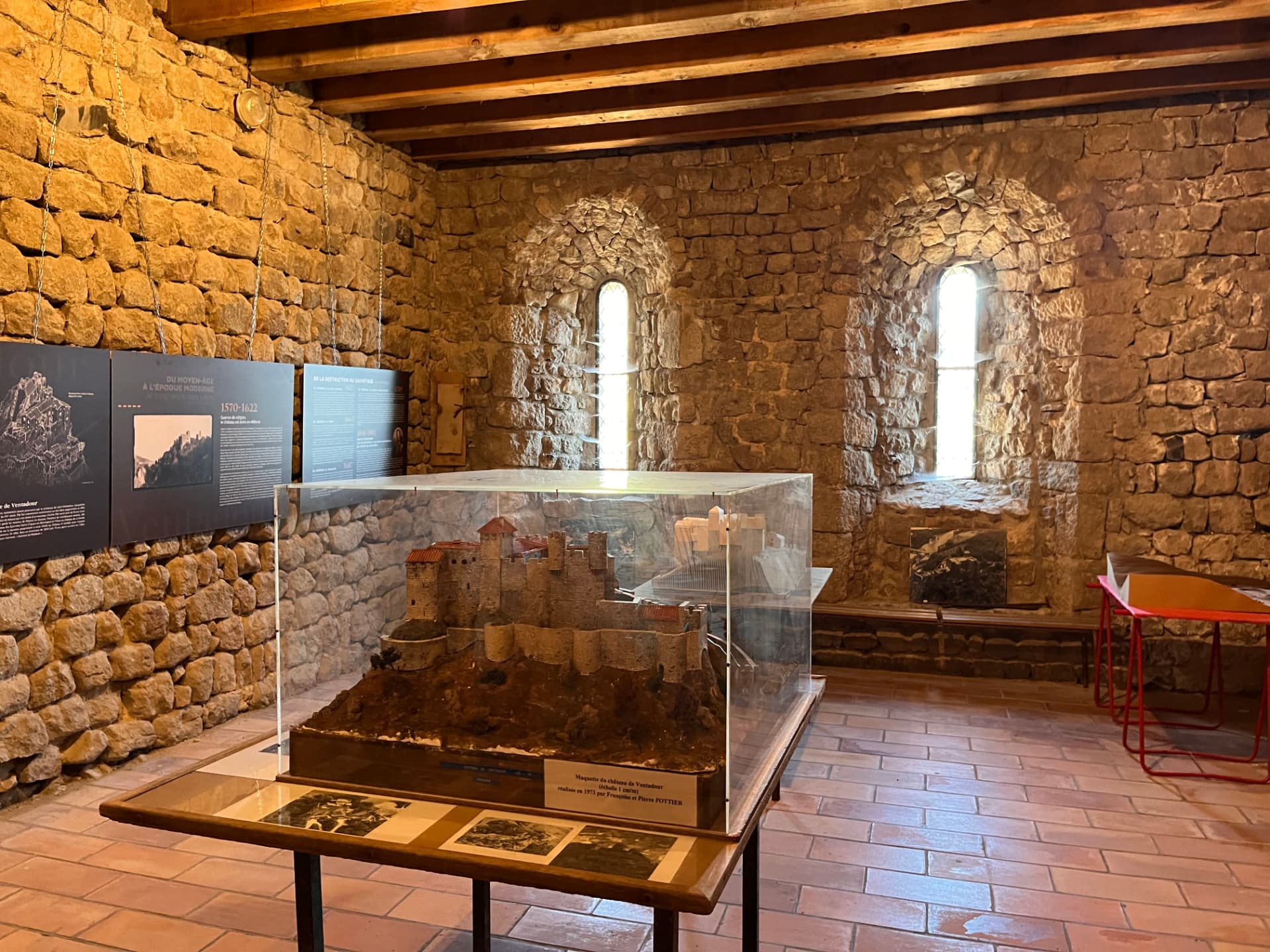 Salle d'exposition du château de Ventadour avec la maquette du château sous vitrine