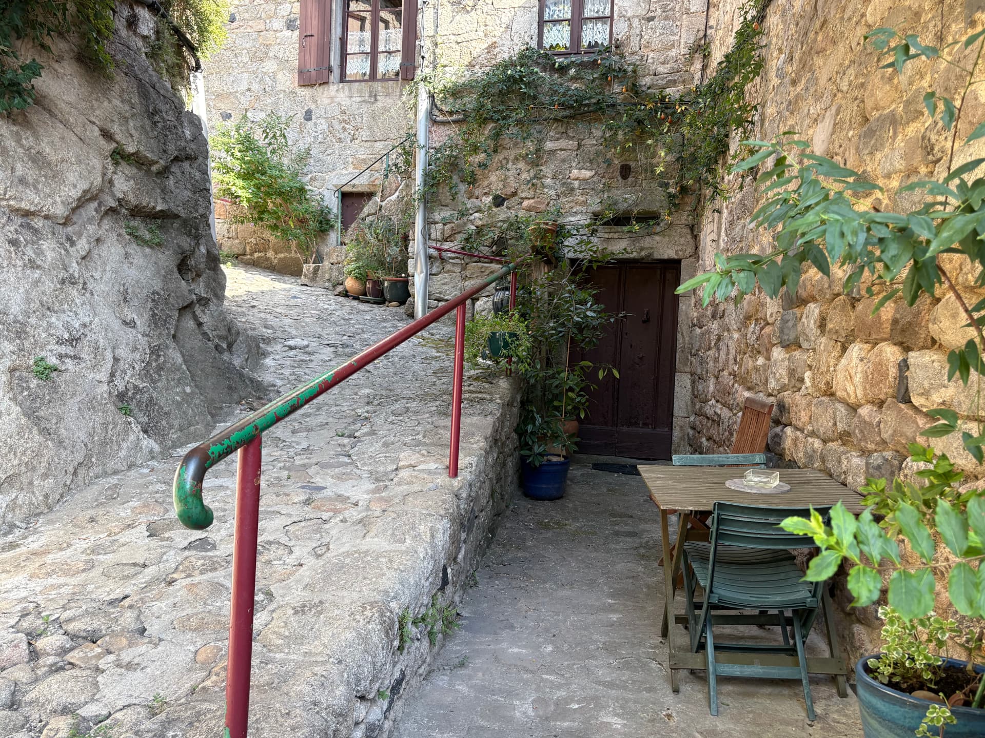 Calade en pierre dans le village d'Antraigues-sur-Volane
