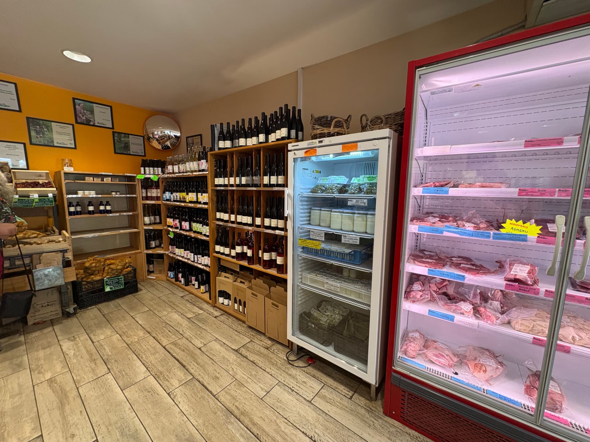 Sélection de vins et produits frais locaux à La Musette