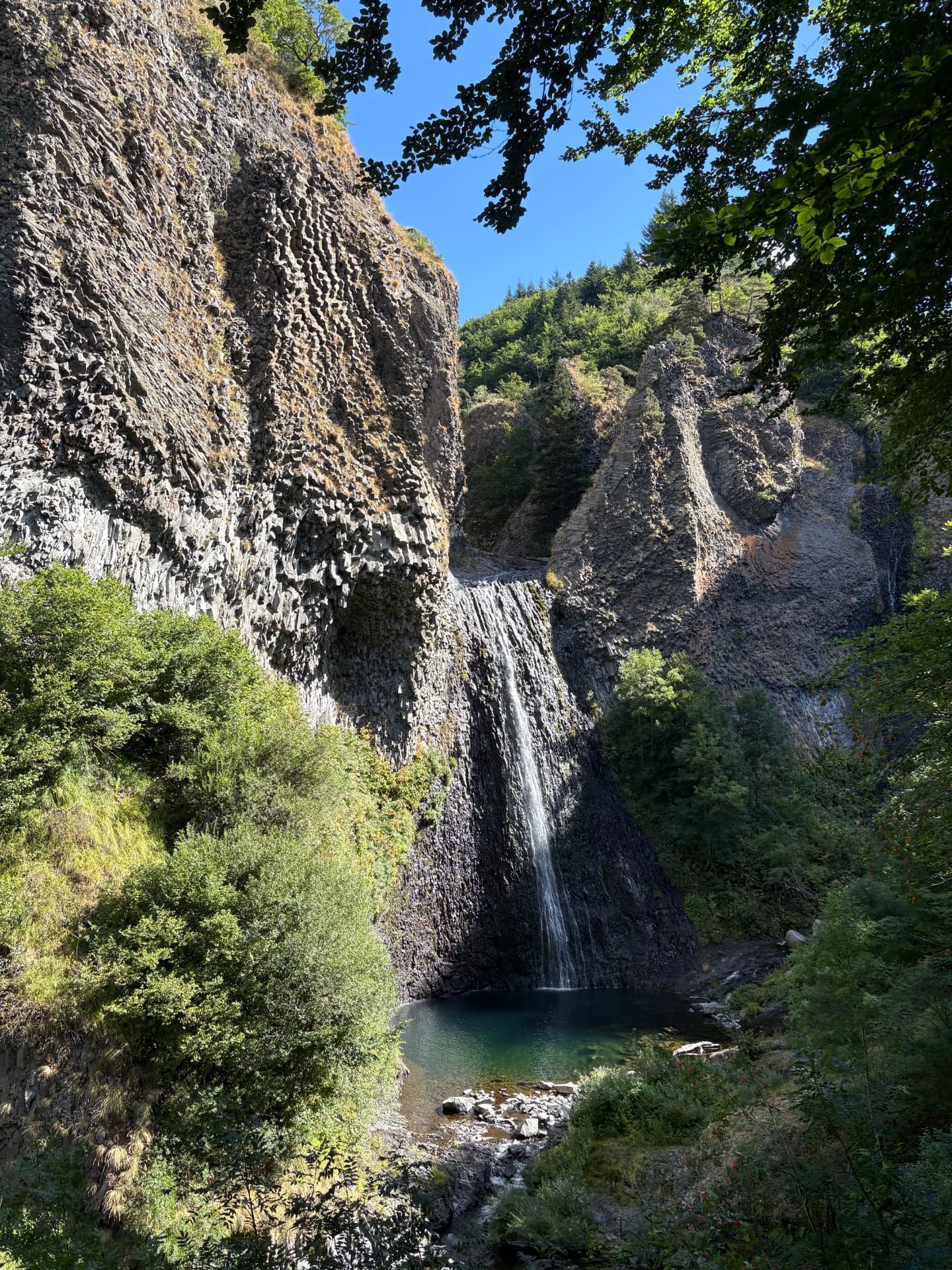 Cascade du Ray-Pic tombant le long de la coulée basaltique, à Péreyres