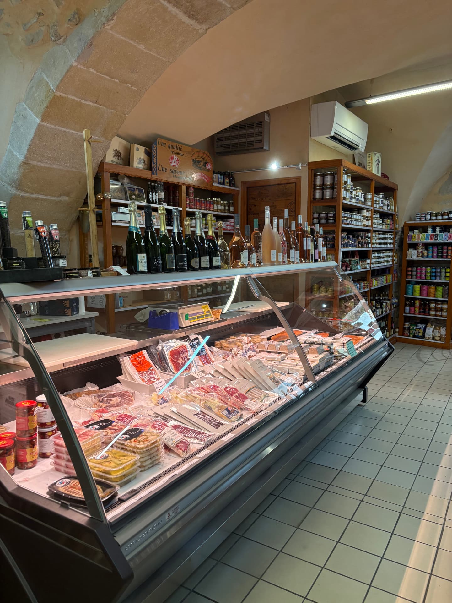 Intérieur de l’épicerie fine La Table Gourmande à Aubenas