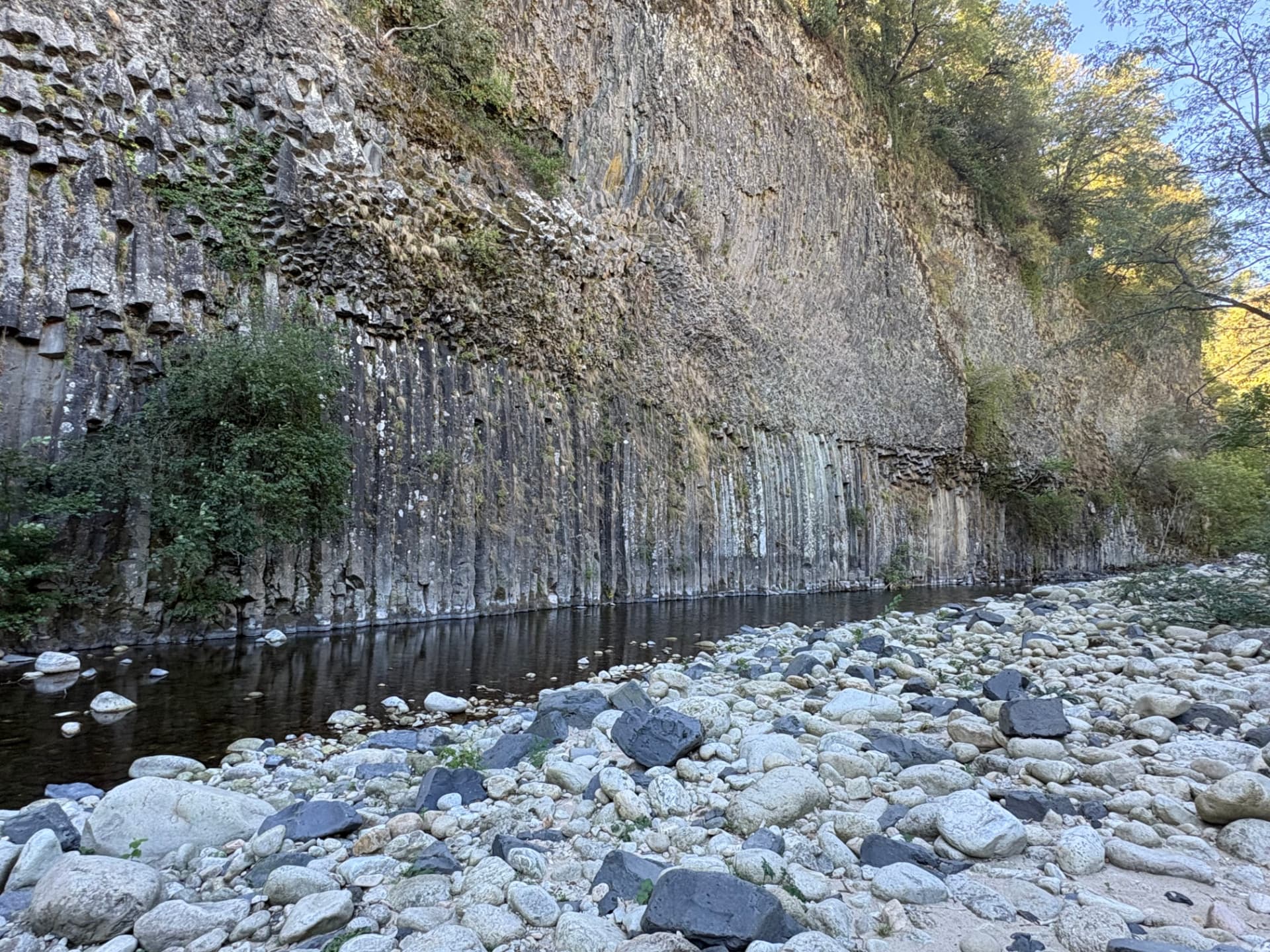 Grande paroi de coulée basaltique et orgues volcaniques au bord du Lignon à Jaujac