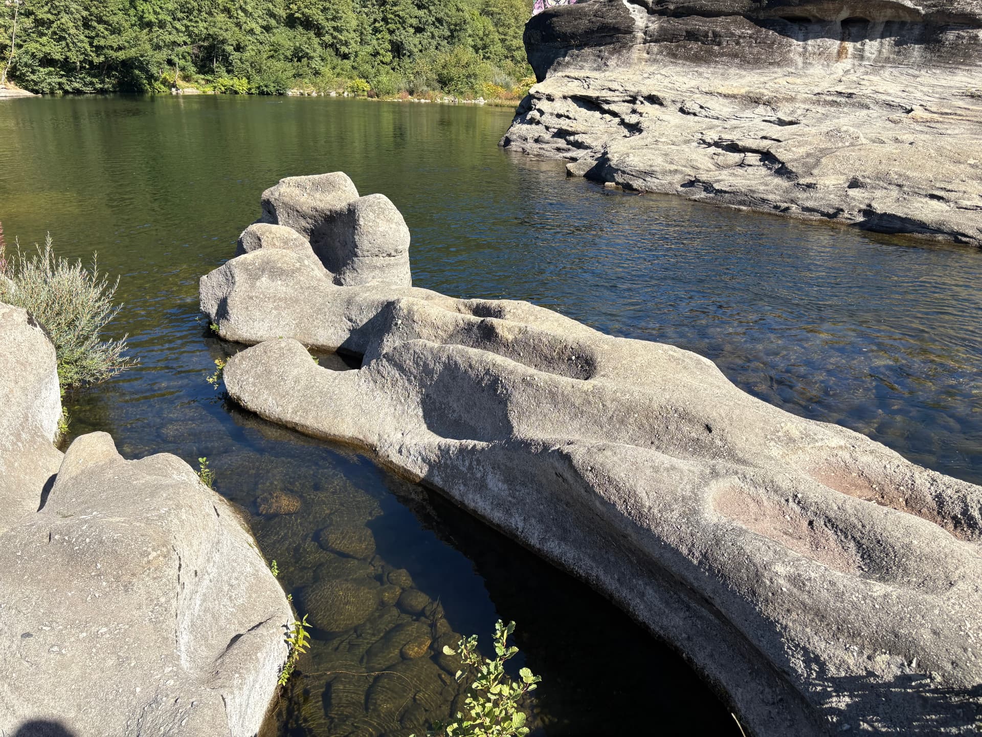 Rochers sculptés par l'eau au bord du Chassezac, creusés de cuvettes arrondies