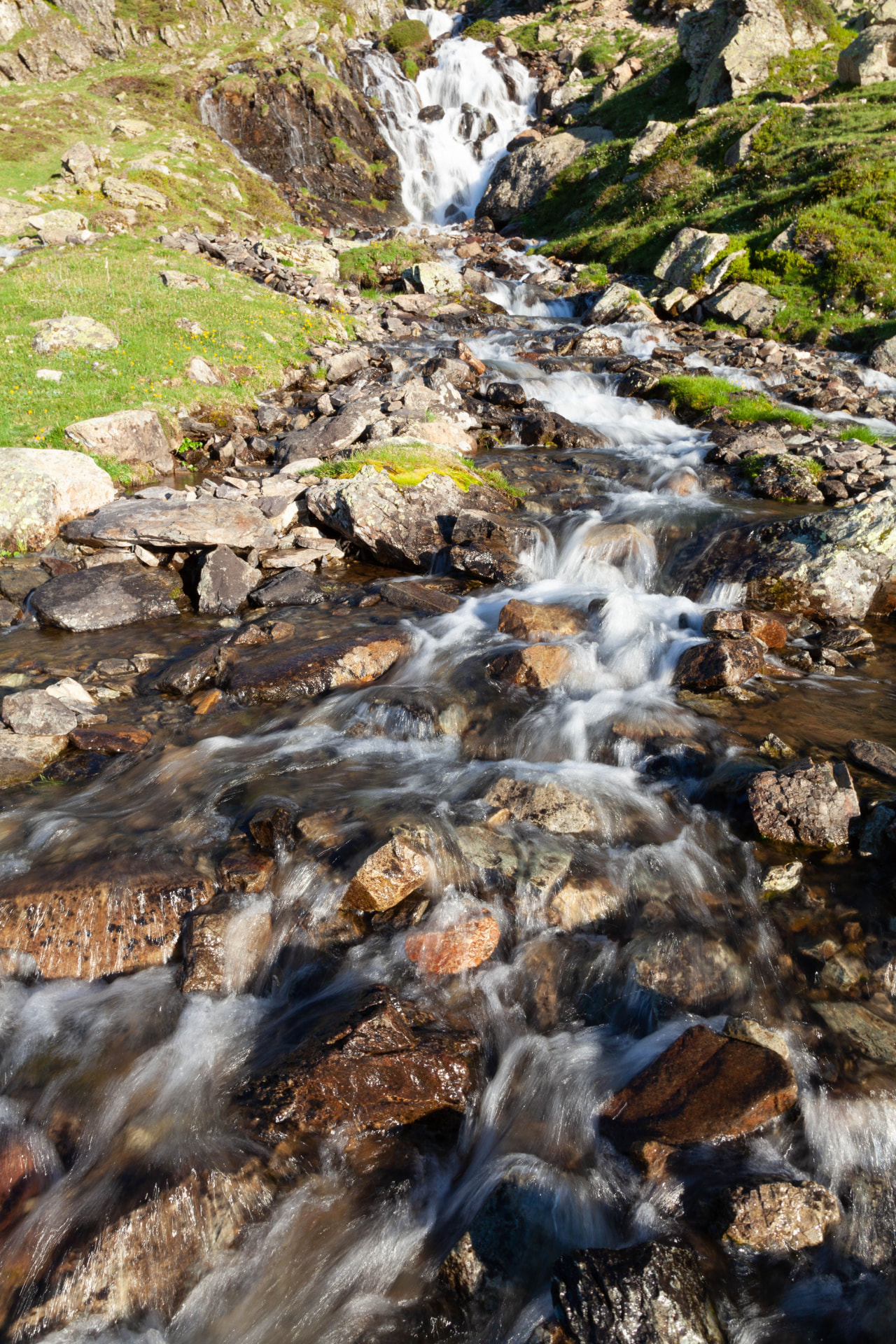 Eau du Ray-Pic courant sur les rochers en contrebas de la cascade