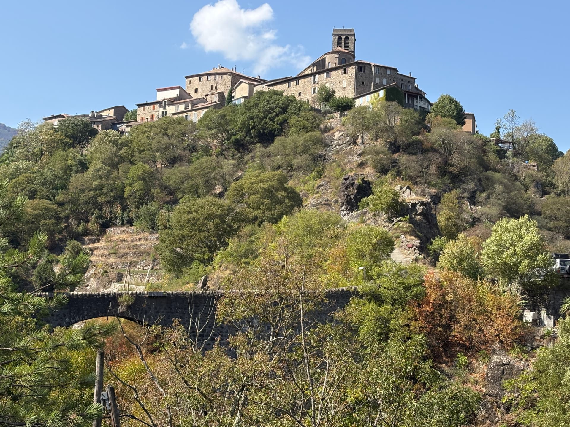 Antraigues-sur-Volane et son pont dans la vallée