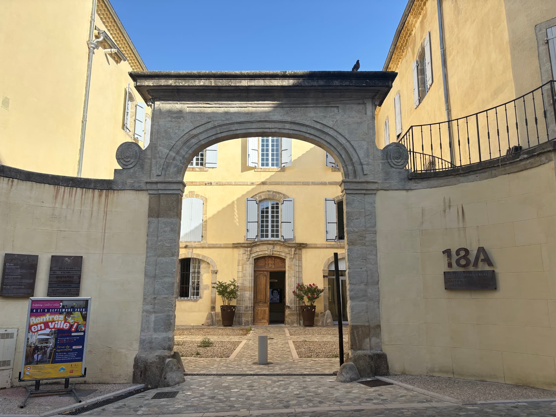 Entrée du 18A à Aubenas, Maison des métiers d’art et de la création